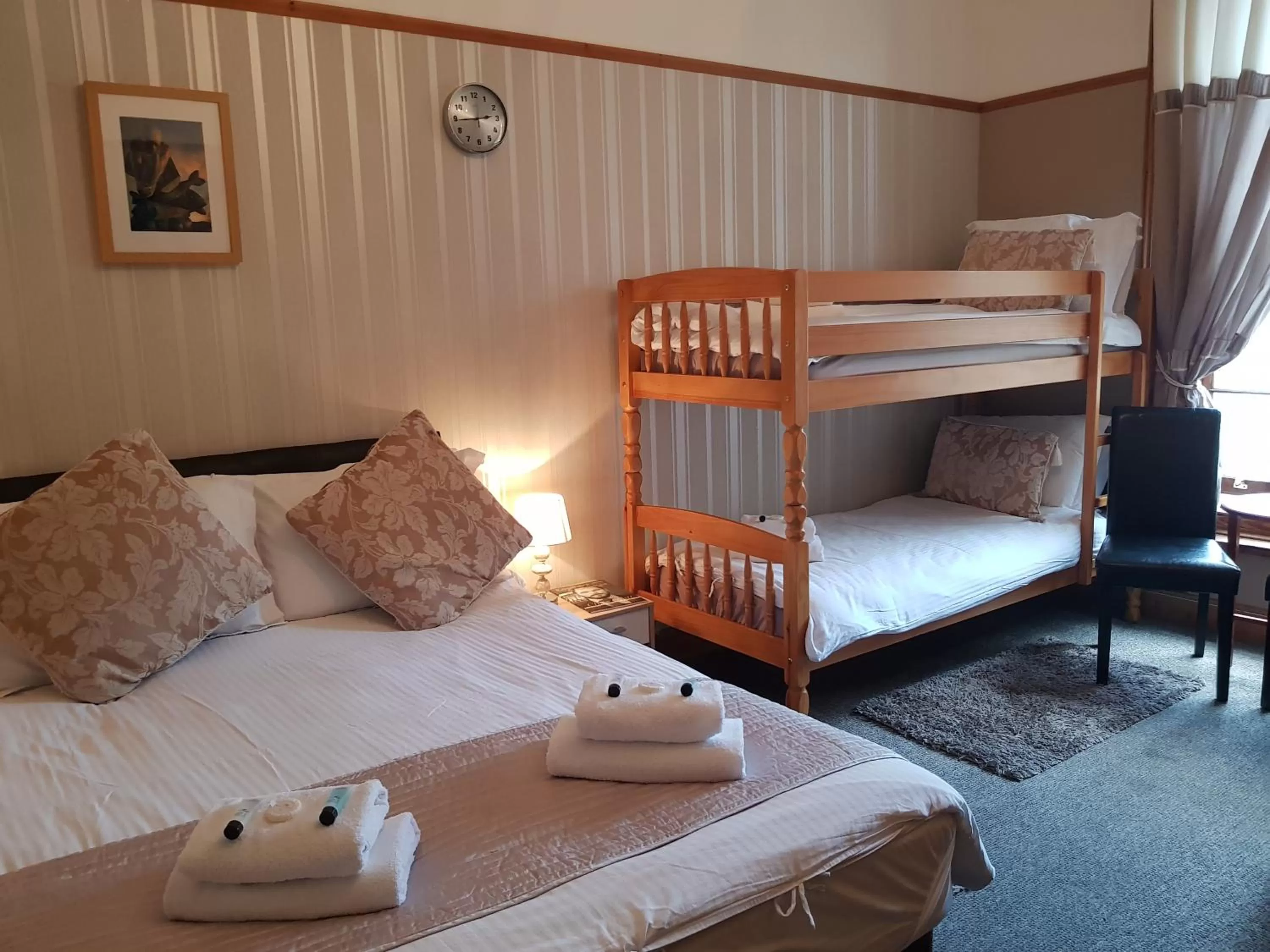 bunk bed, Bed in Waterfront Hotel