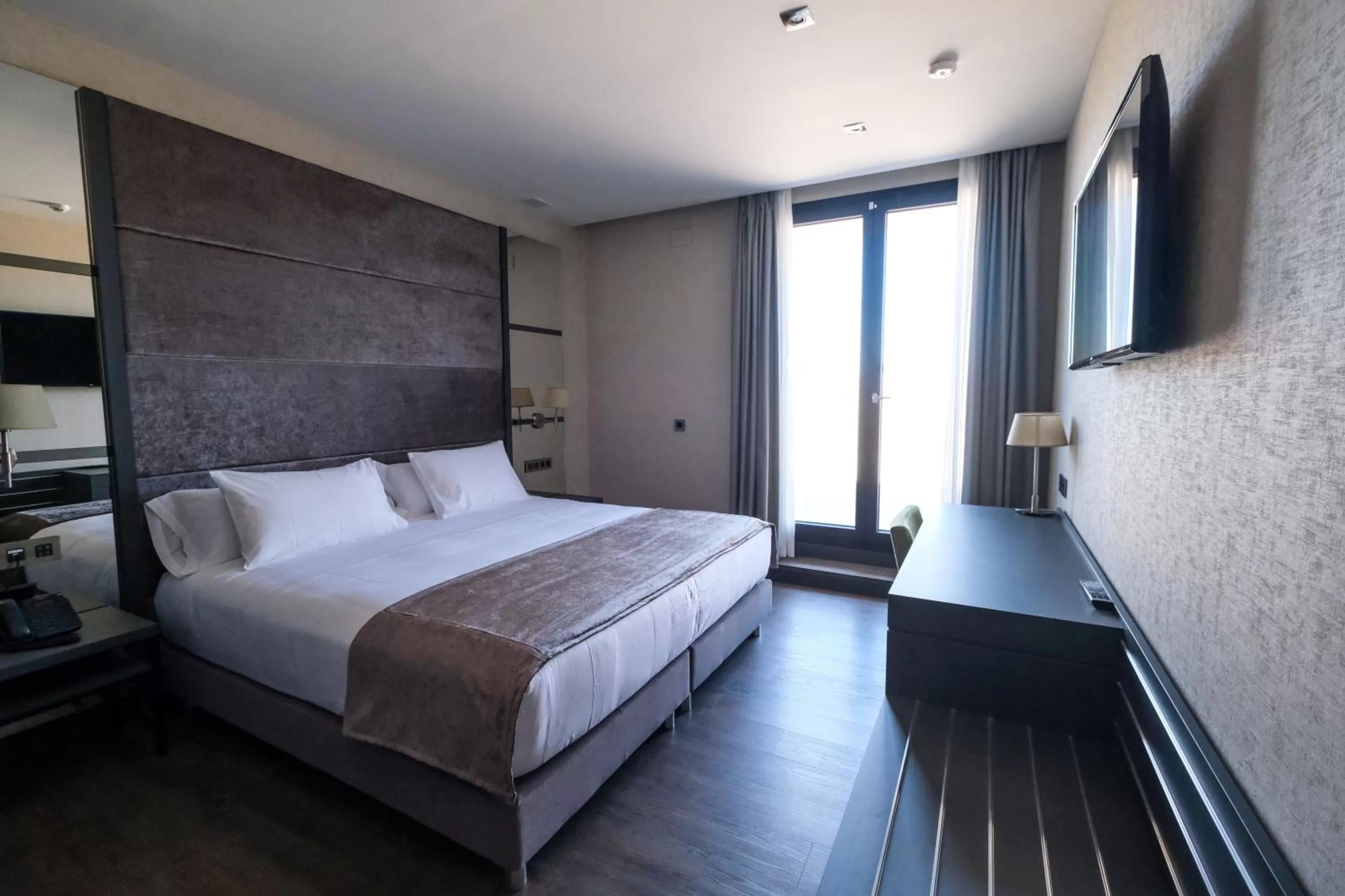 Photo of the whole room, Bed in LD Sevilla