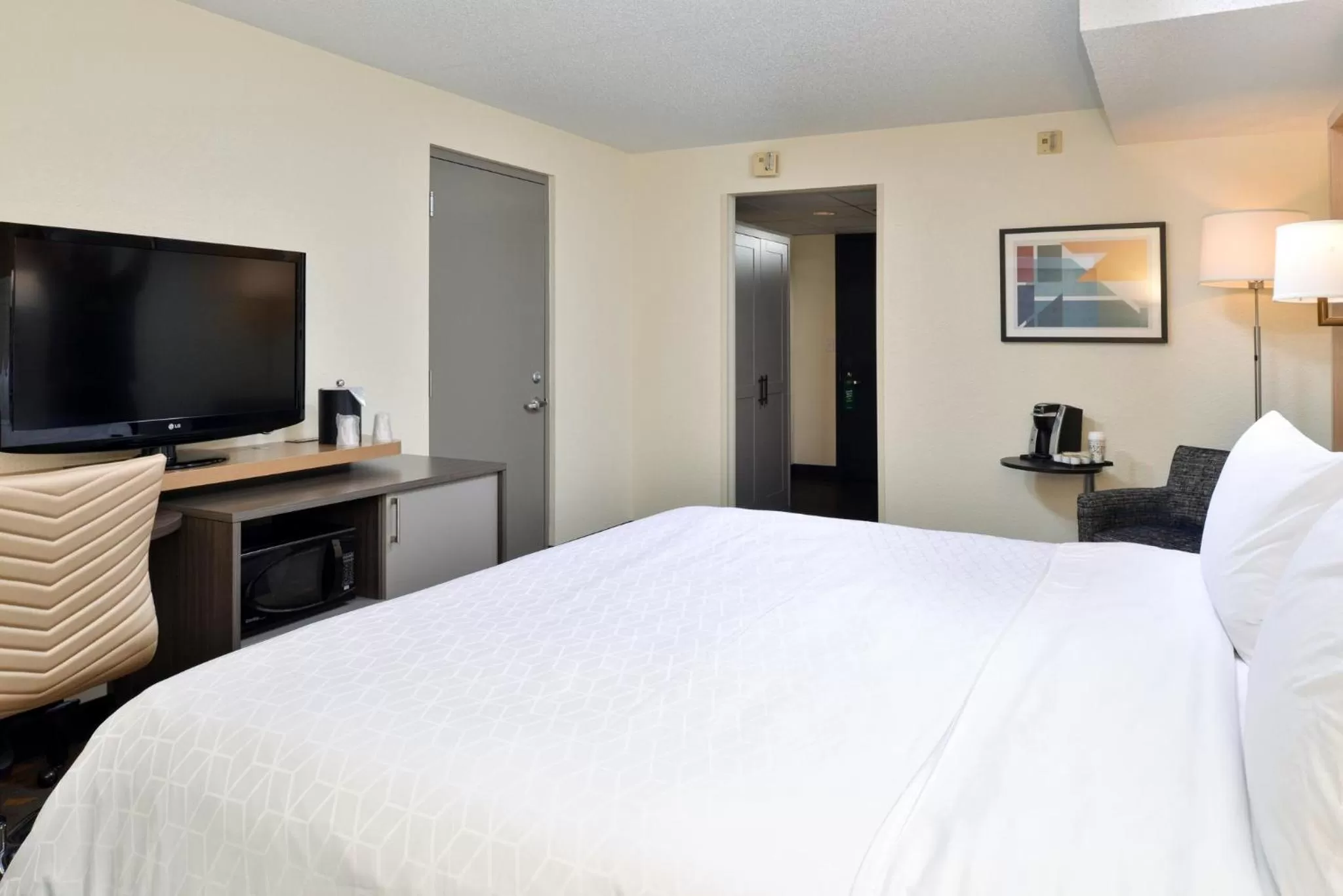 Photo of the whole room, Bed in Holiday Inn Hotel & Suites Overland Park-Convention Center by IHG