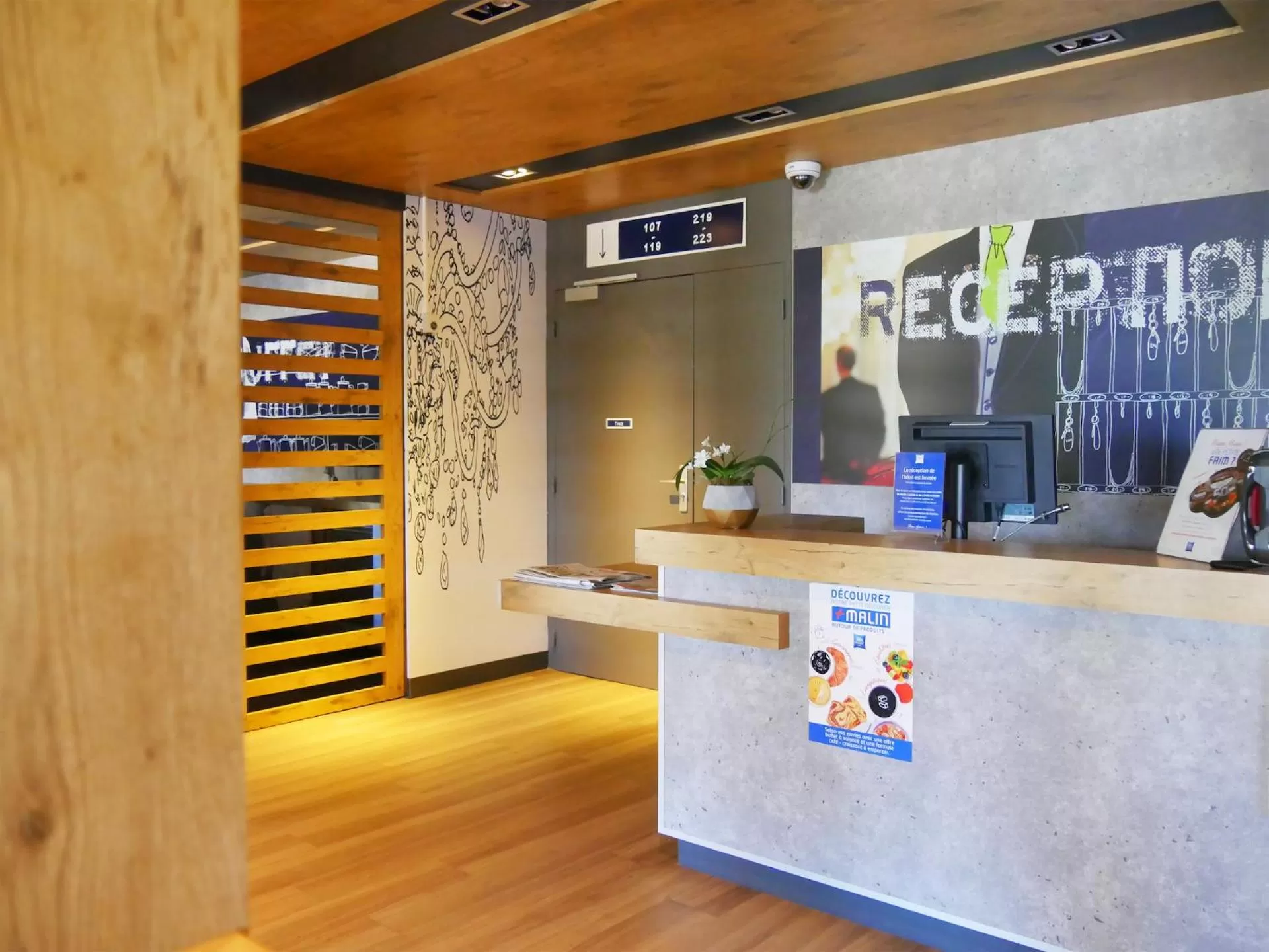 Lobby or reception in ibis budget Lisieux