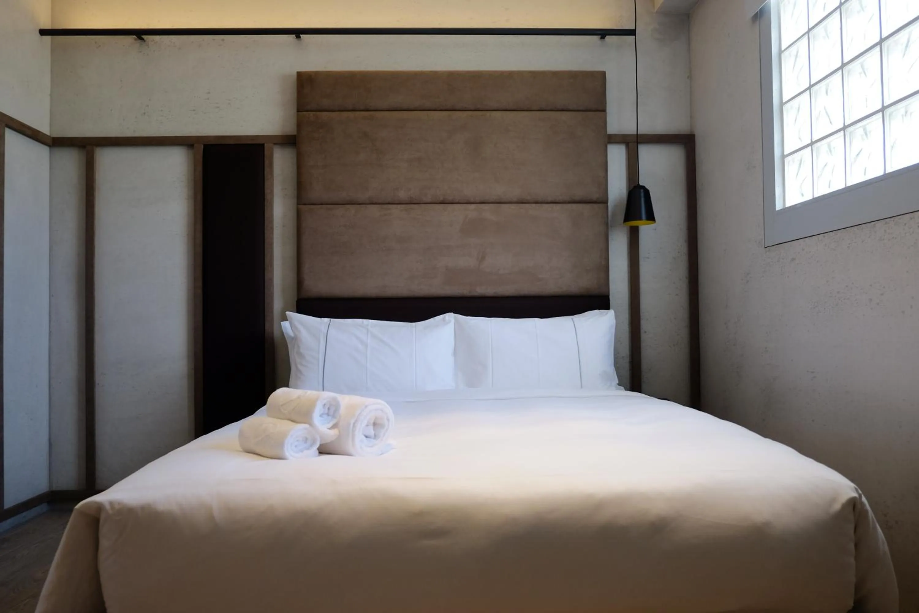 Bedroom, Bed in Waterfront Hotel