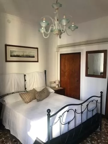 Bed in B&B Al Teatro with canal view