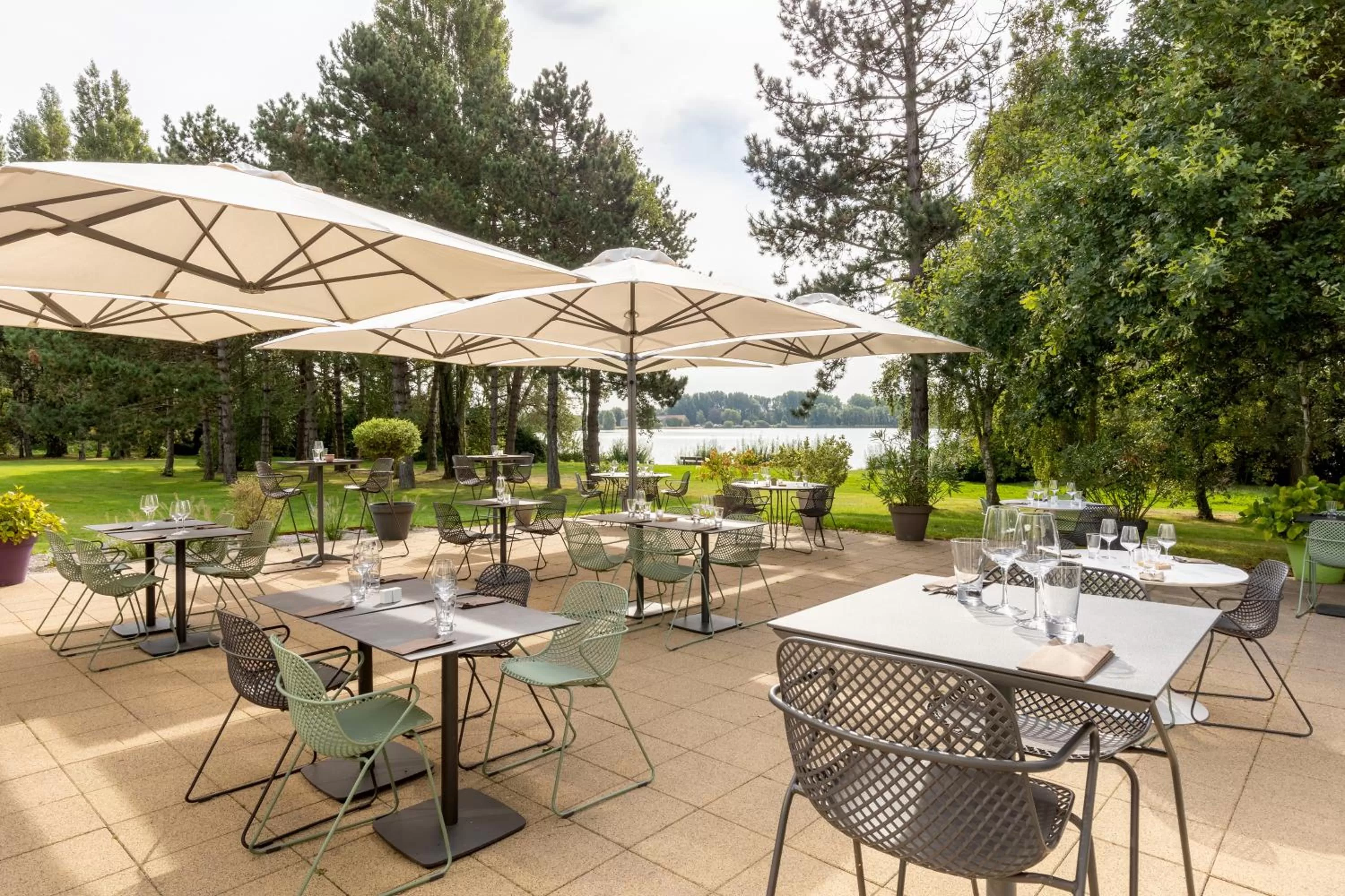 Patio in Best Western Hotel du Lac Dunkerque- Restaurant ouvert 7/7 midi et soir