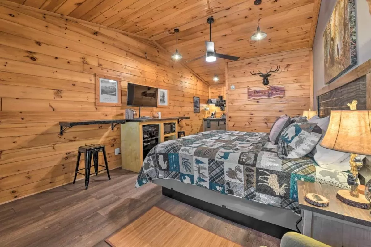 Bed in The Lodge Nantahala River