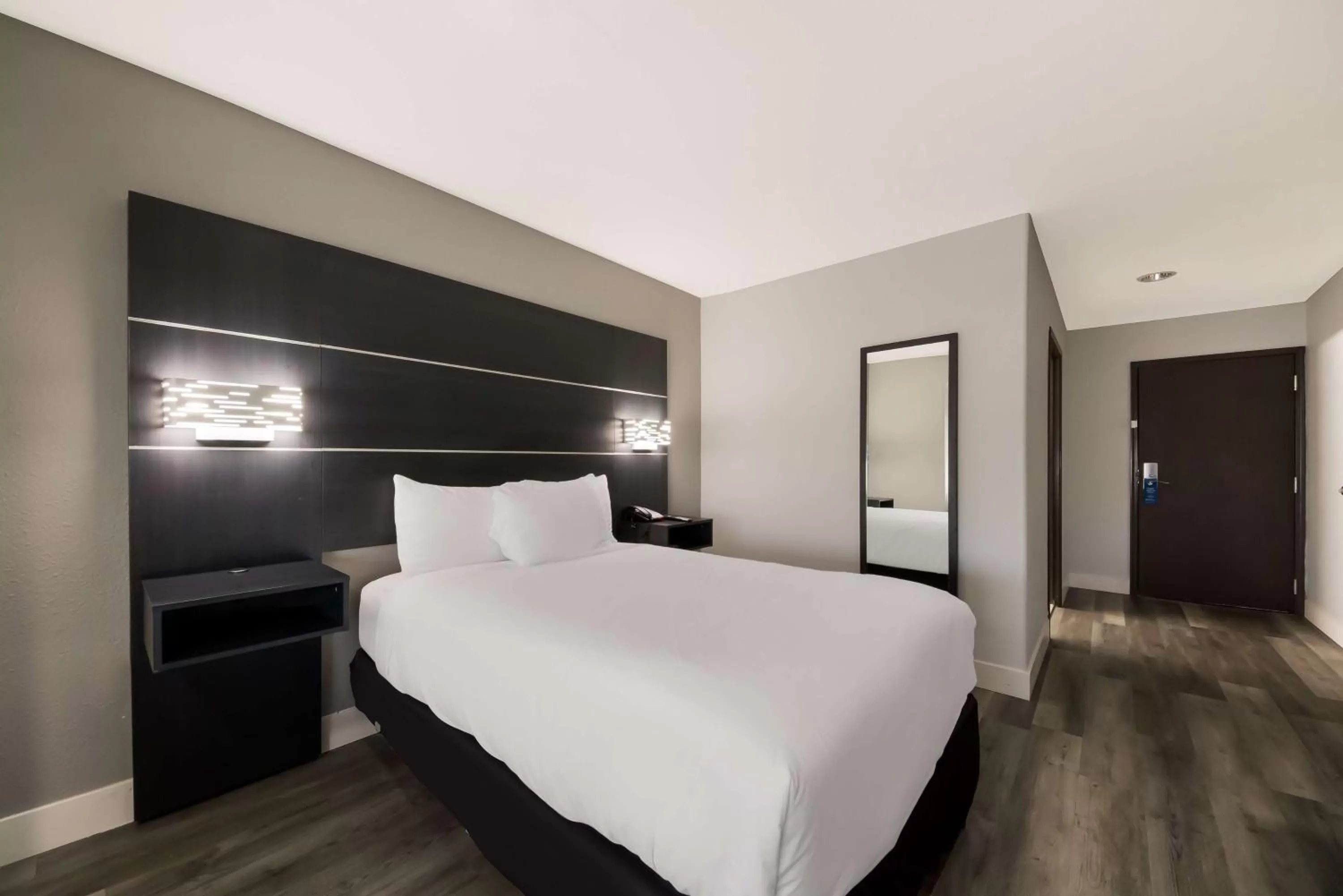 Bedroom, Bed in Best Western SeaWorld San Antonio