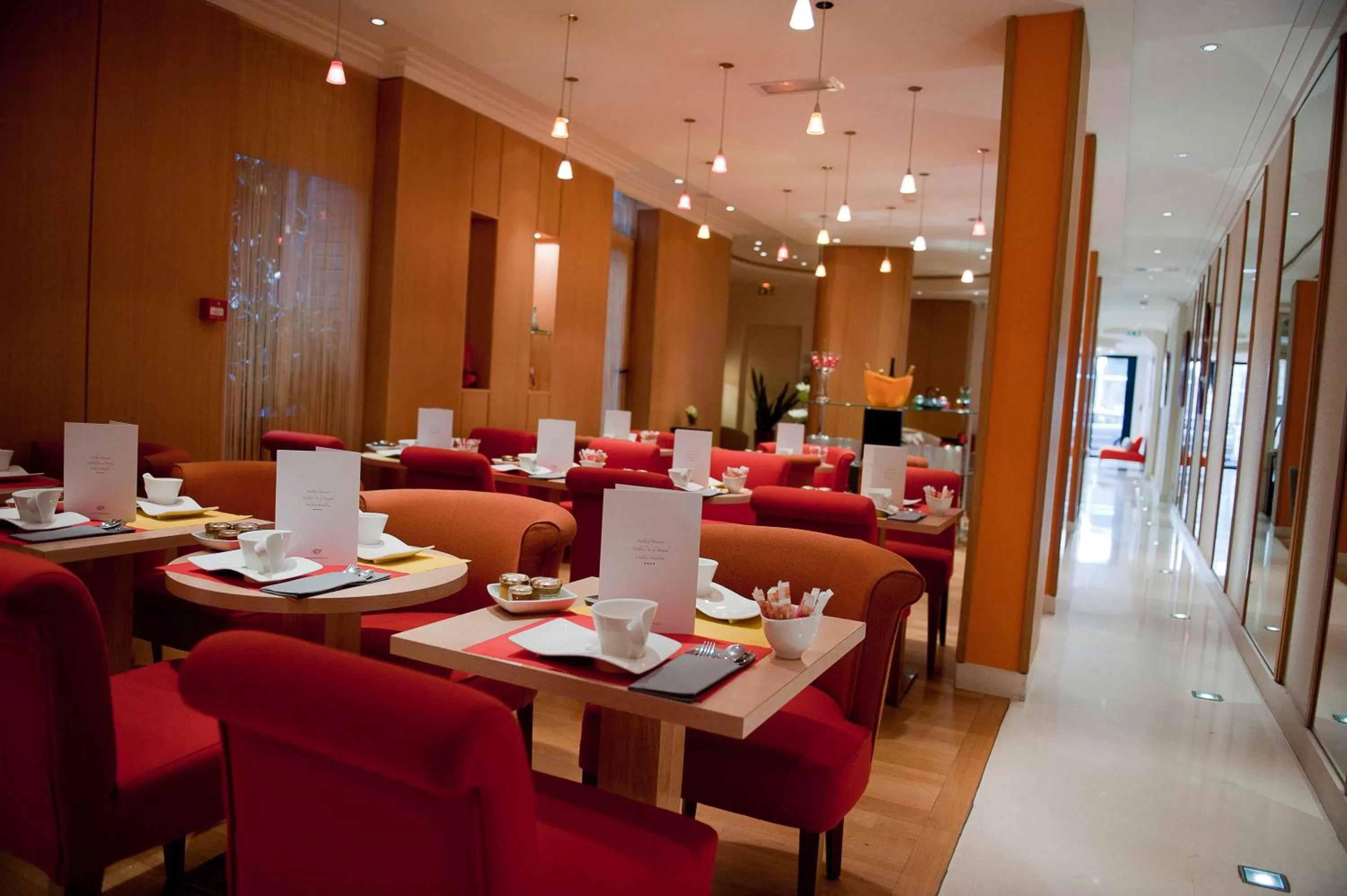 Restaurant/places to eat in Westside Arc de Triomphe Hotel