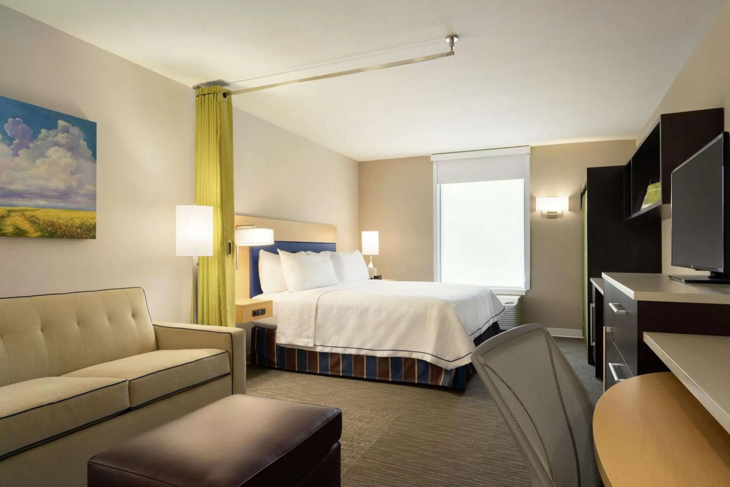 Living room, Bed in Home2 Suites By Hilton Leavenworth Downtown