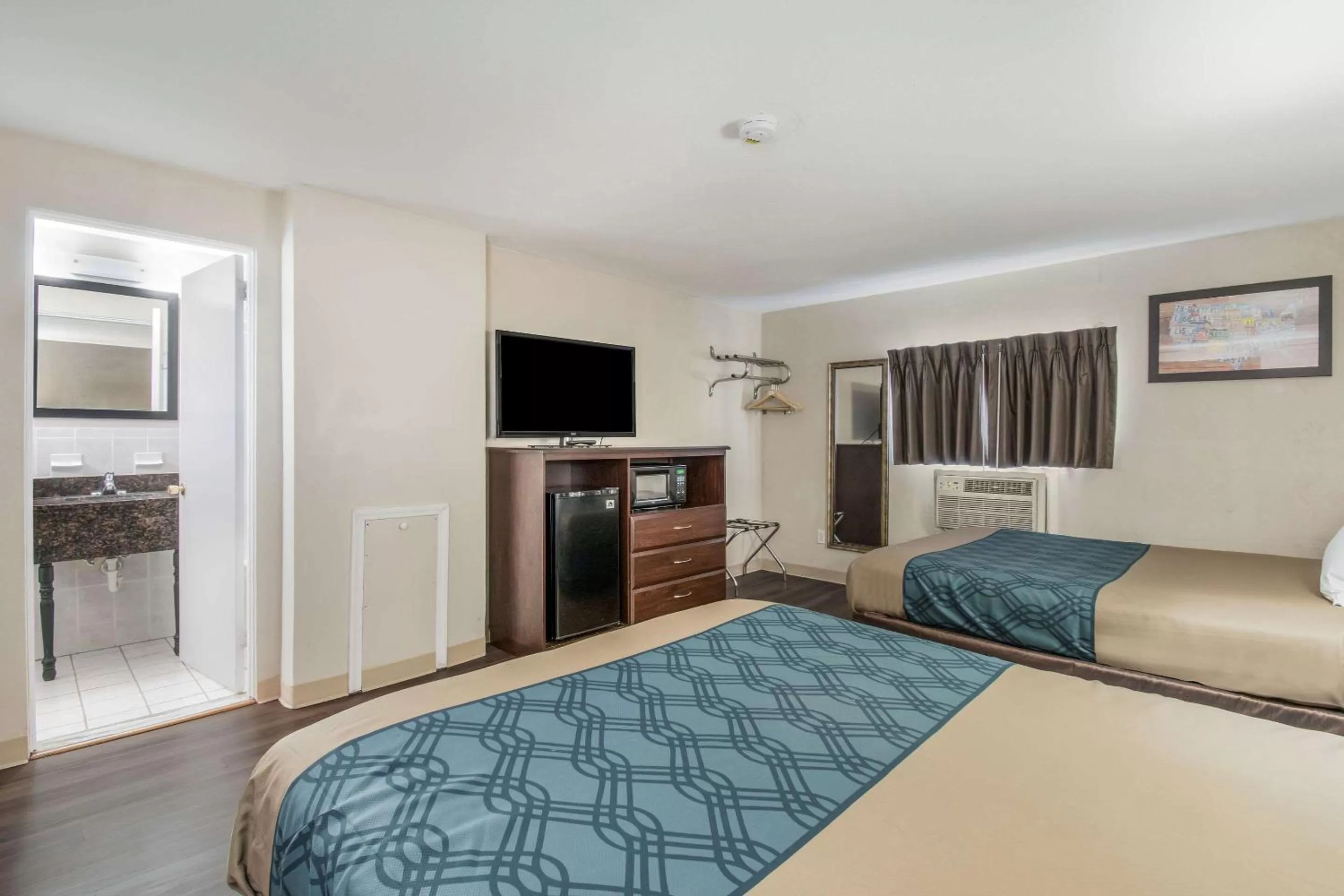 Photo of the whole room, Bed in Econo Lodge Mechanicsburg - Harrisburg West