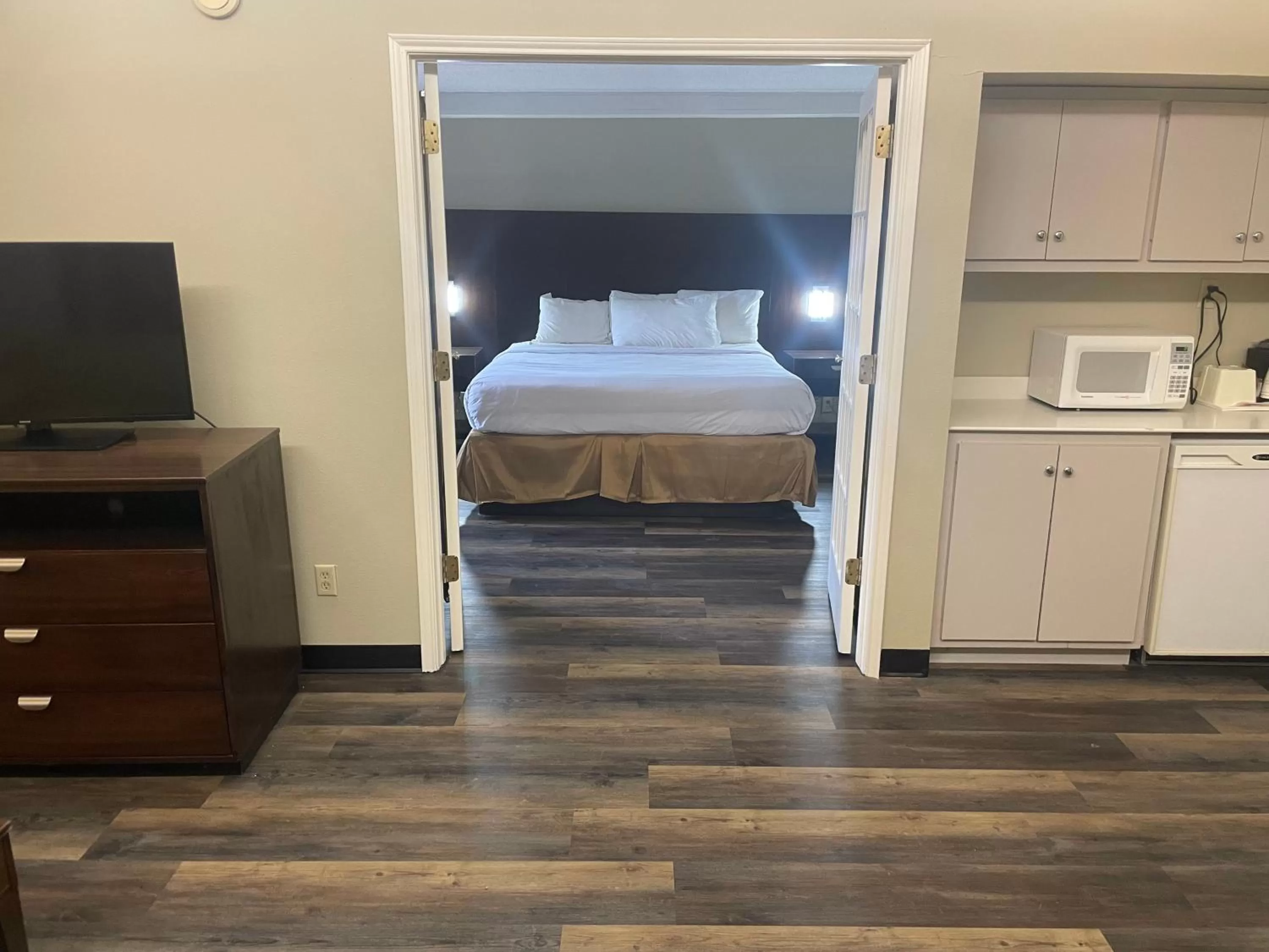 Bedroom, Bed in Travelodge by Wyndham Tuscaloosa