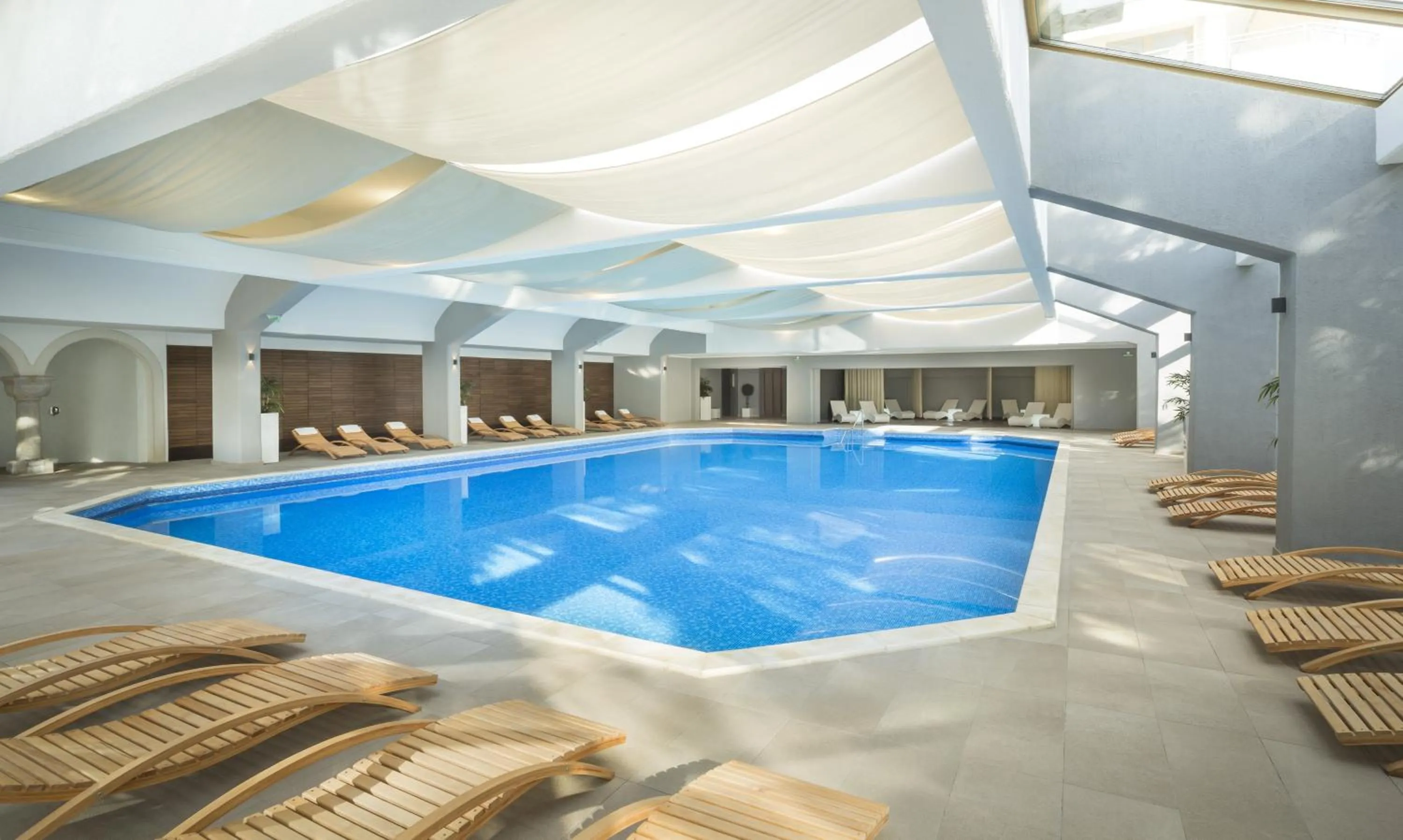 Swimming pool in Hotel Excelsior - by Liburnia Hotels & Villas