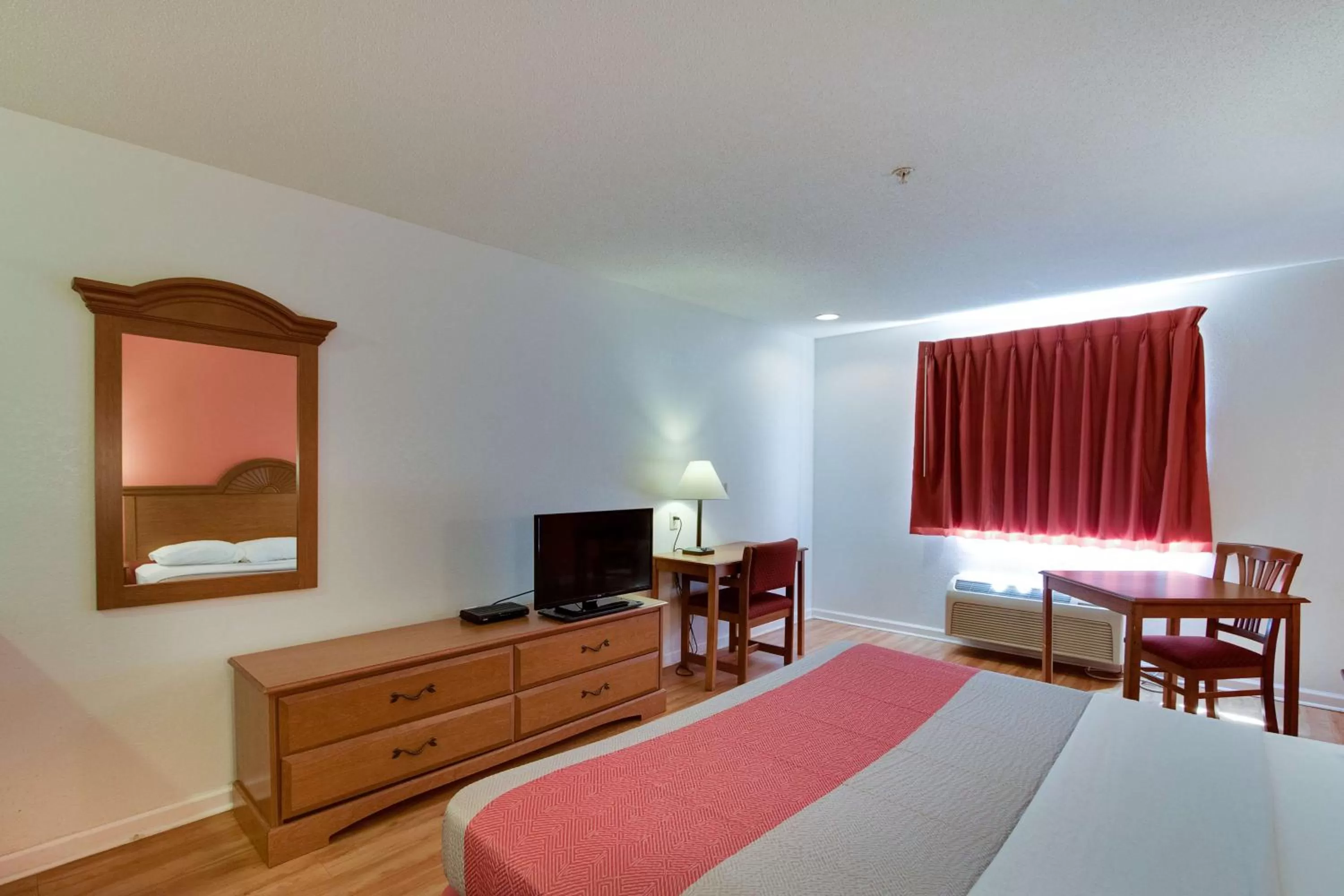 TV and multimedia, Bed in Motel 6-Hinesville, GA