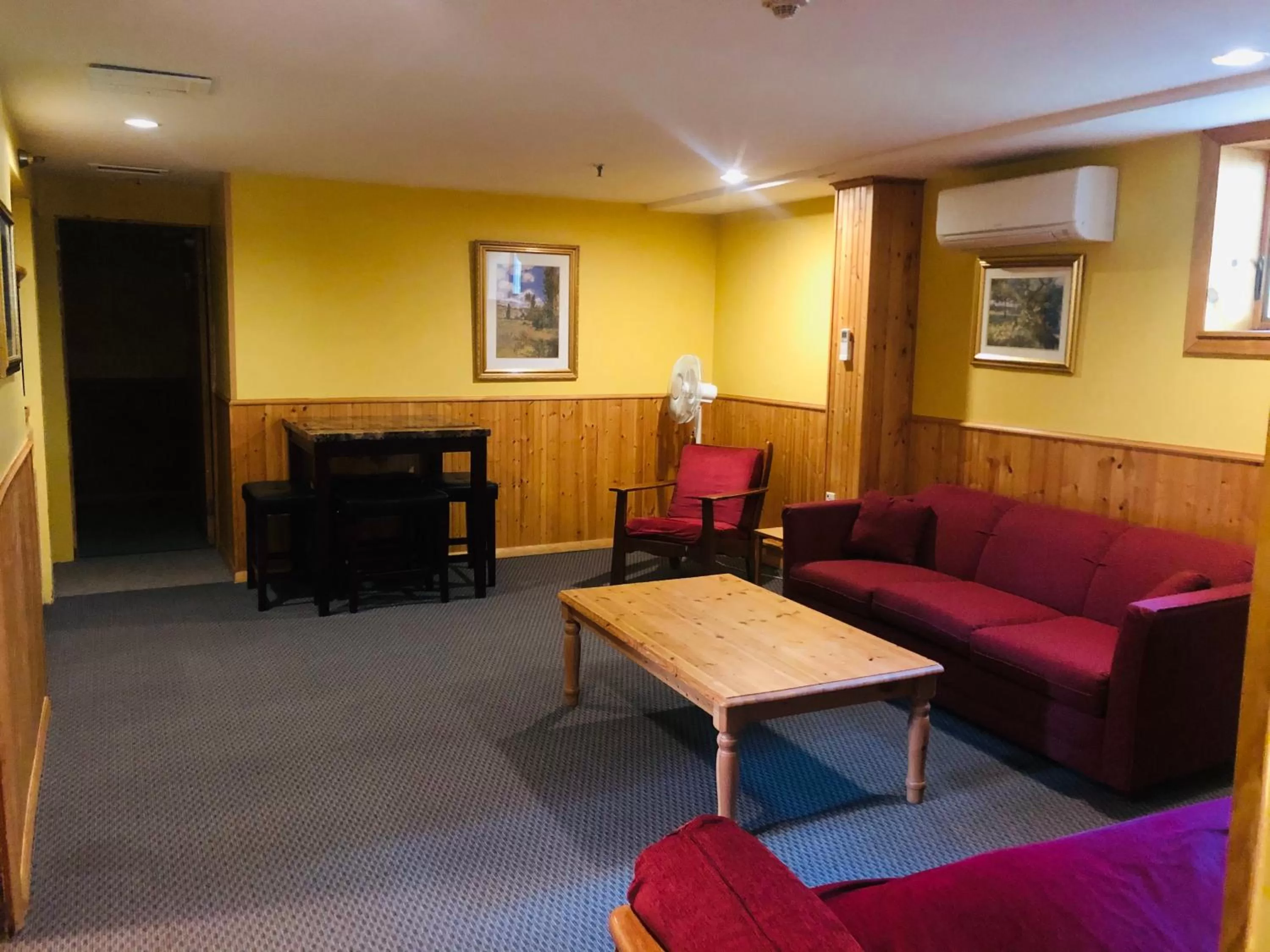 Three-Bedroom Family Room in Gray Ghost Inn