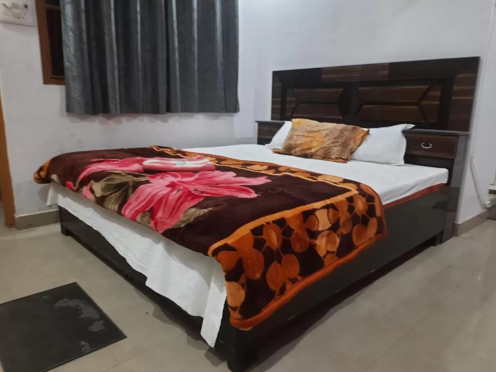 Bed in STAYMAKER Hotel Raj Ganga