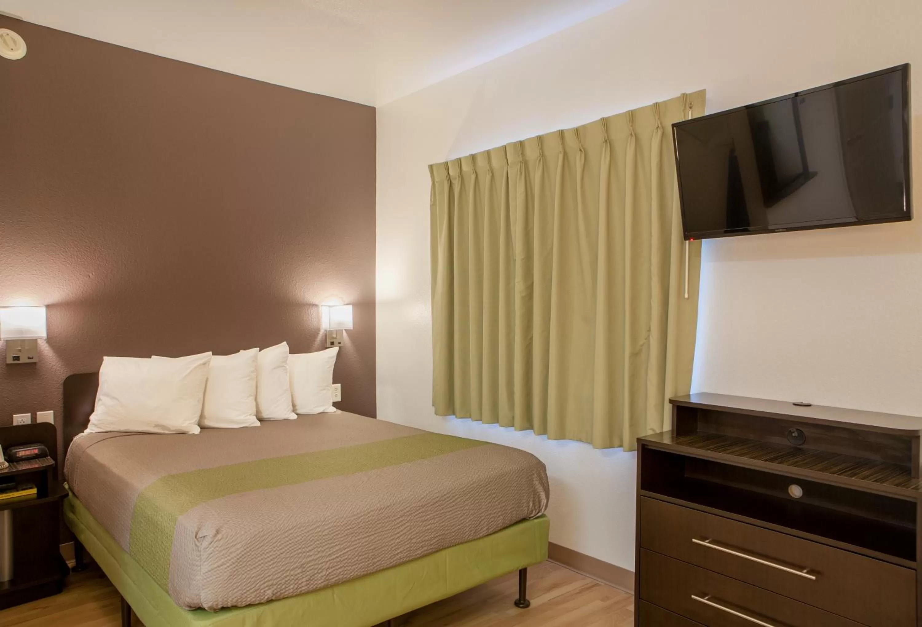 Photo of the whole room, Bed in Studio 6-Mcallen, TX