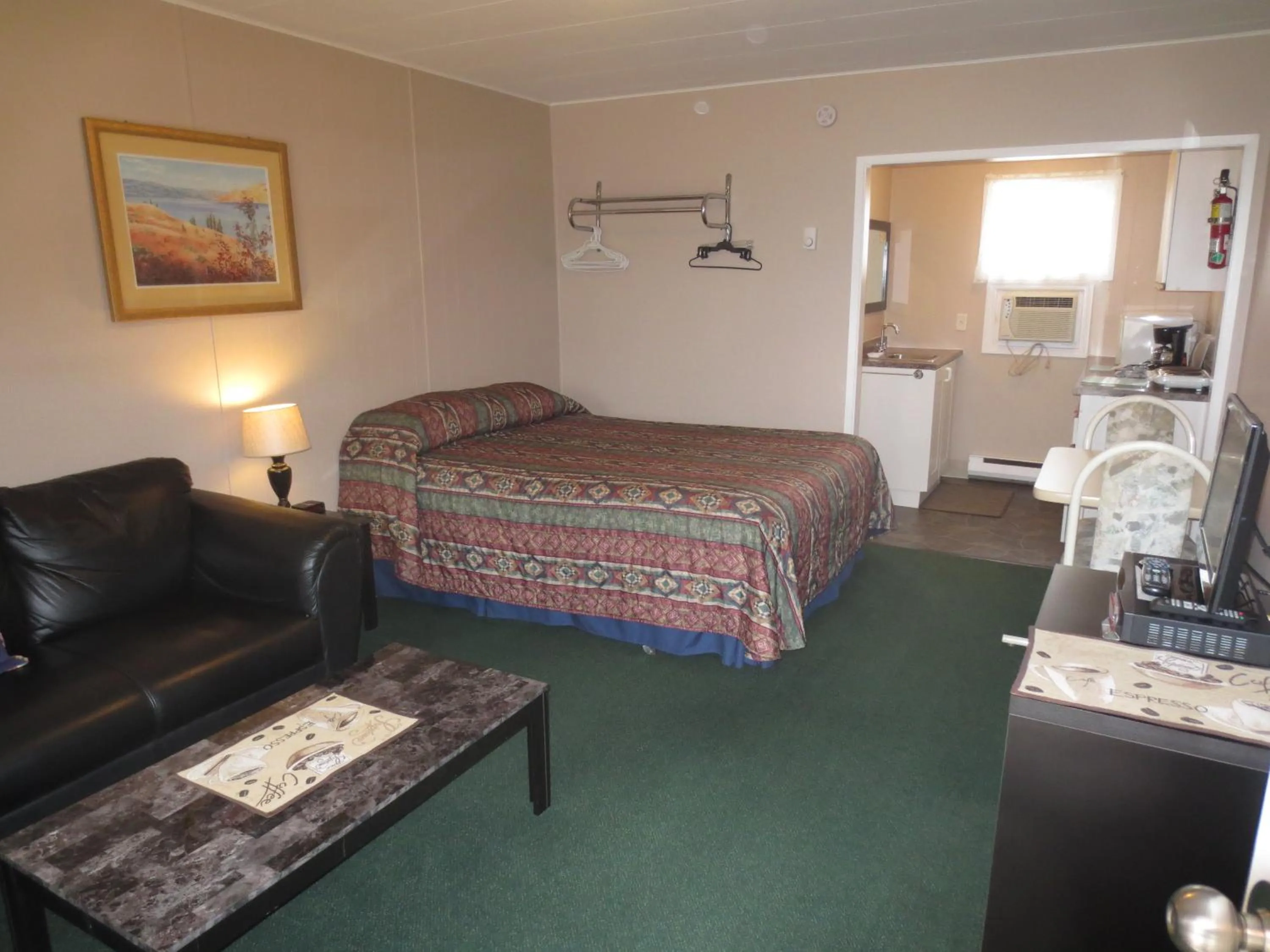 Photo of the whole room, Bed in Overlander Motel