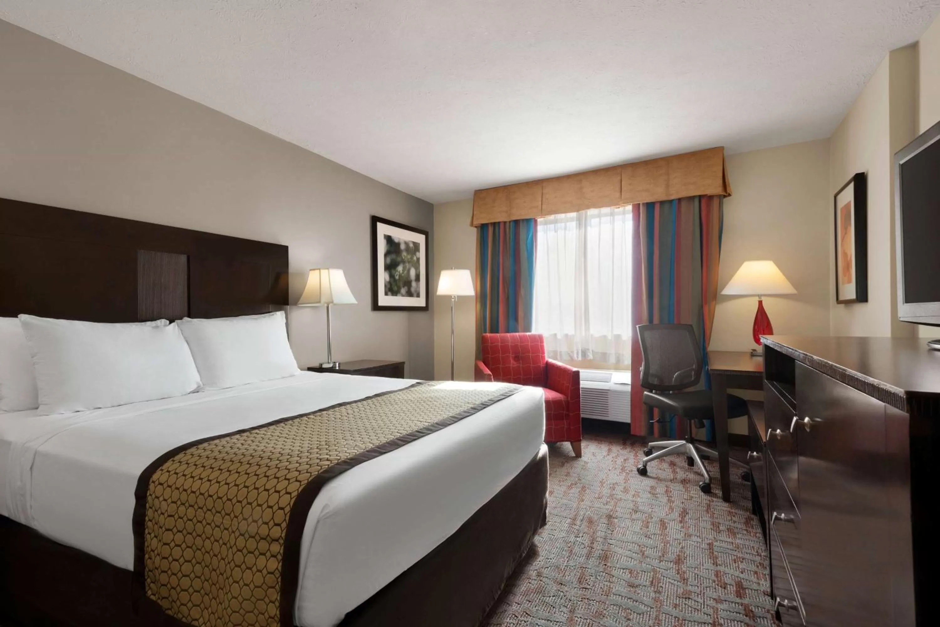 On site, Bed in Baymont by Wyndham Belleville Airport Area Free Airport Shuttle