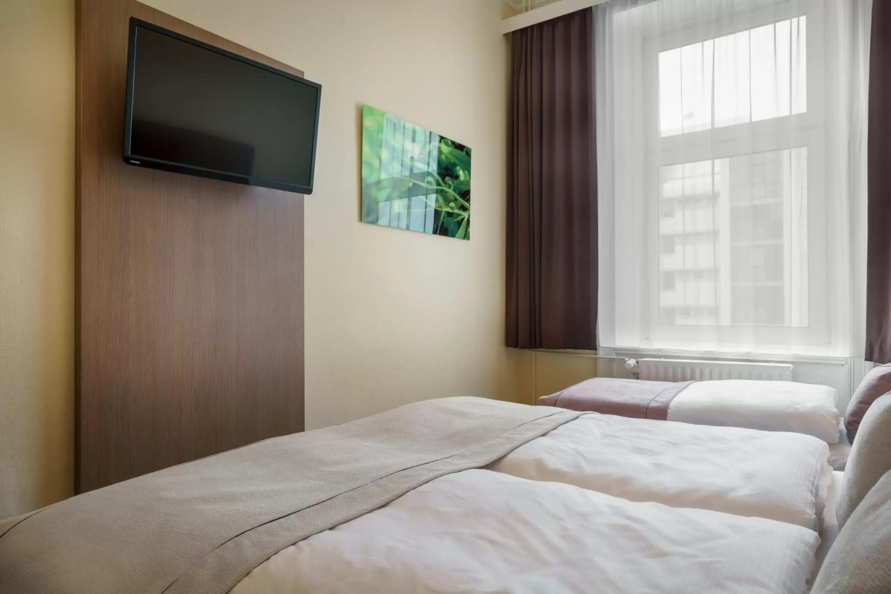 Family Room (4 Adults) in Hotel Norddeutscher Hof Family Room (4 Adults) in Hotel Norddeutscher Hof