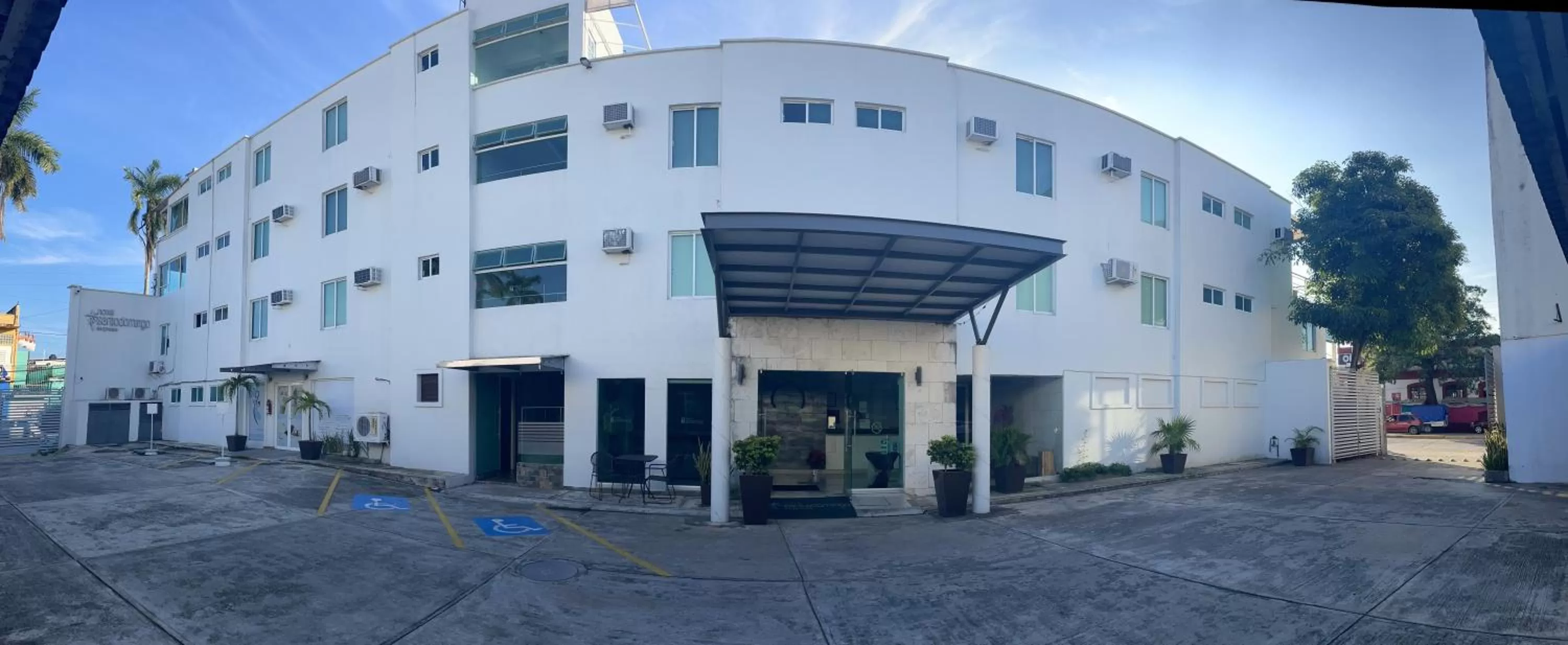 Property building in Hotel Santo Domingo Express