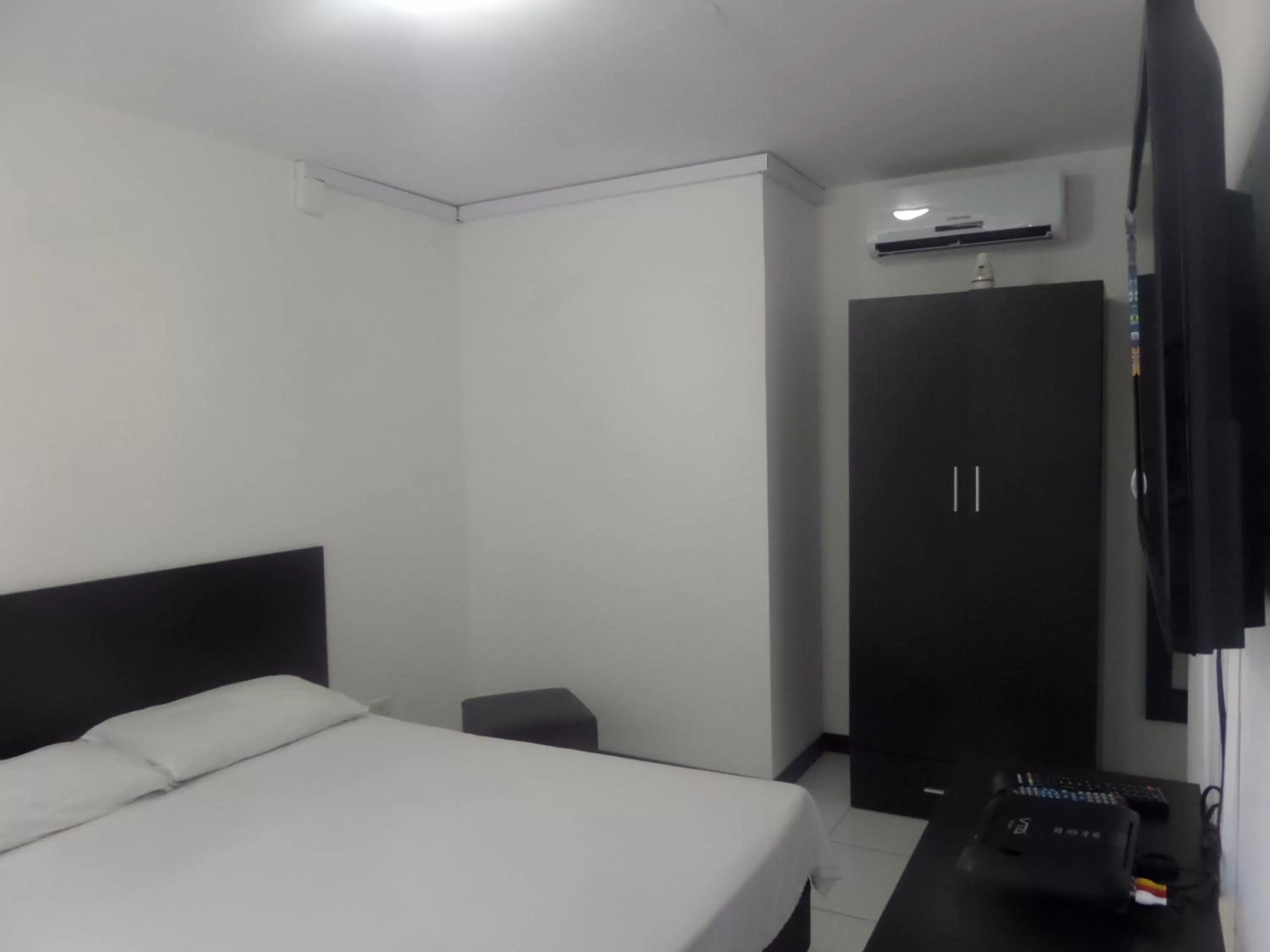 Photo of the whole room in Apartasuites San Marcos