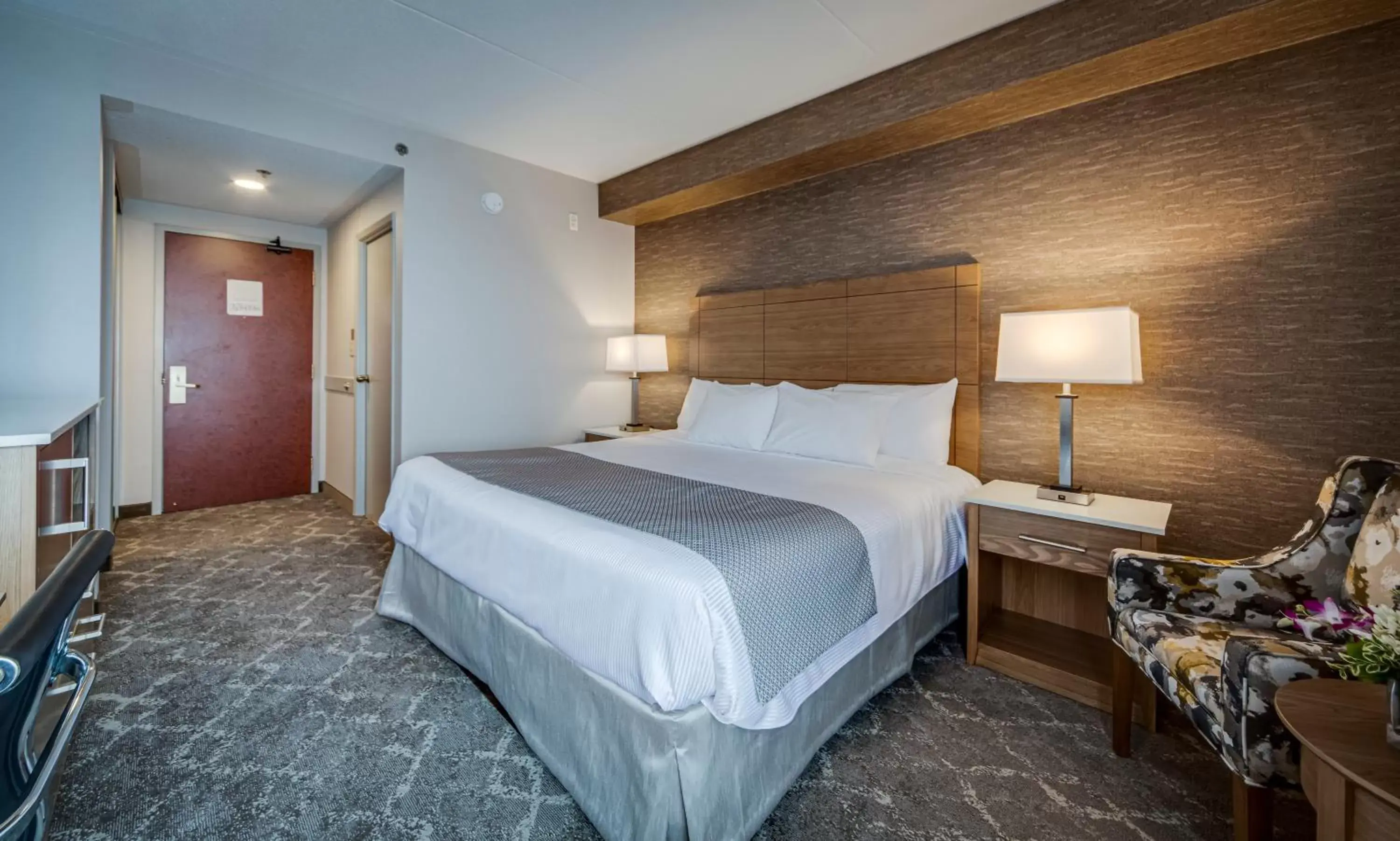 Standard room with 1 king bed in Monte Carlo Inn Vaughan Suites Standard room with 1 king bed in Monte Carlo Inn Vaughan Suites