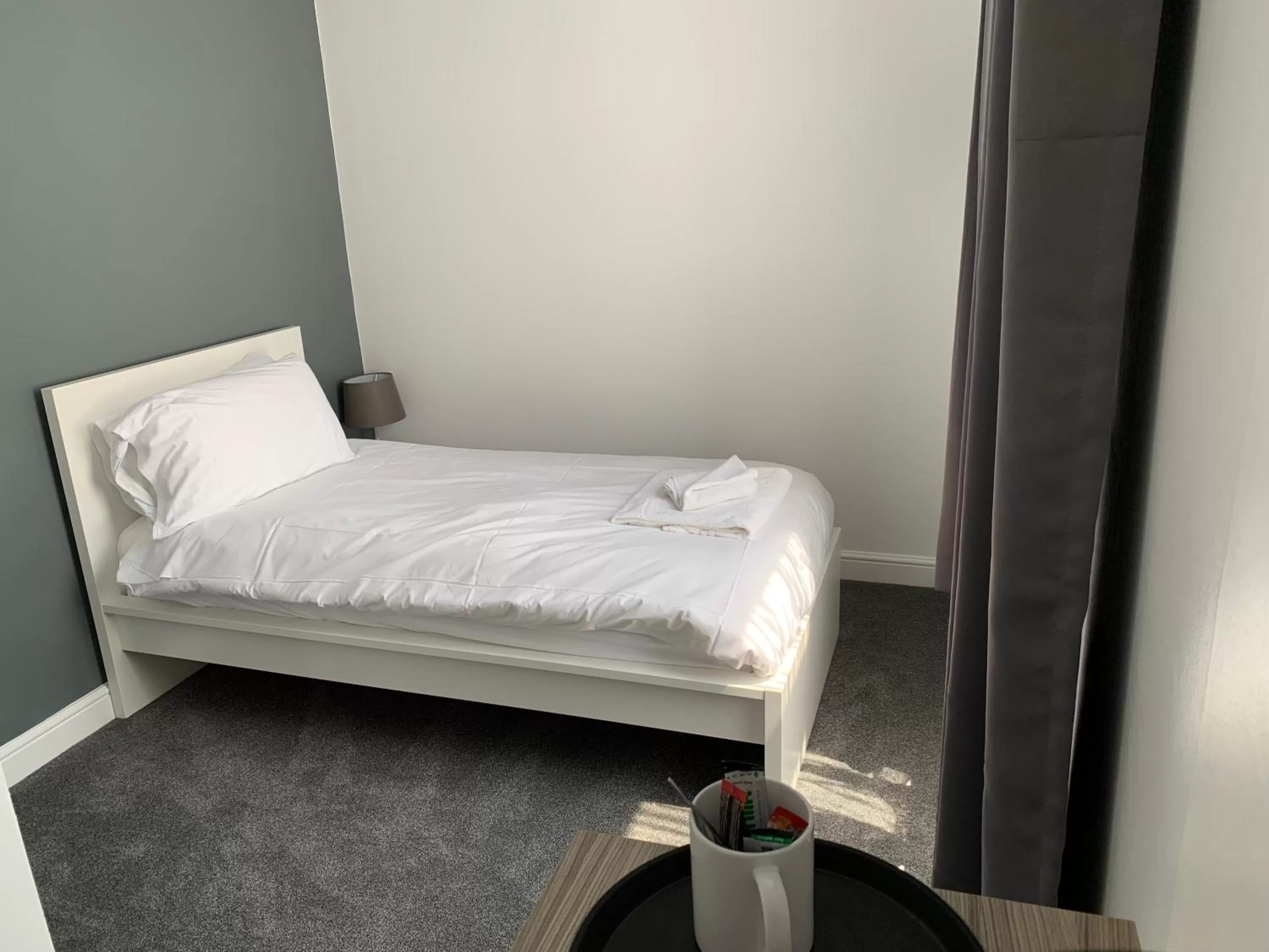 Bedroom, Bed in The Royal Clarence Hotel (on the Seafront)