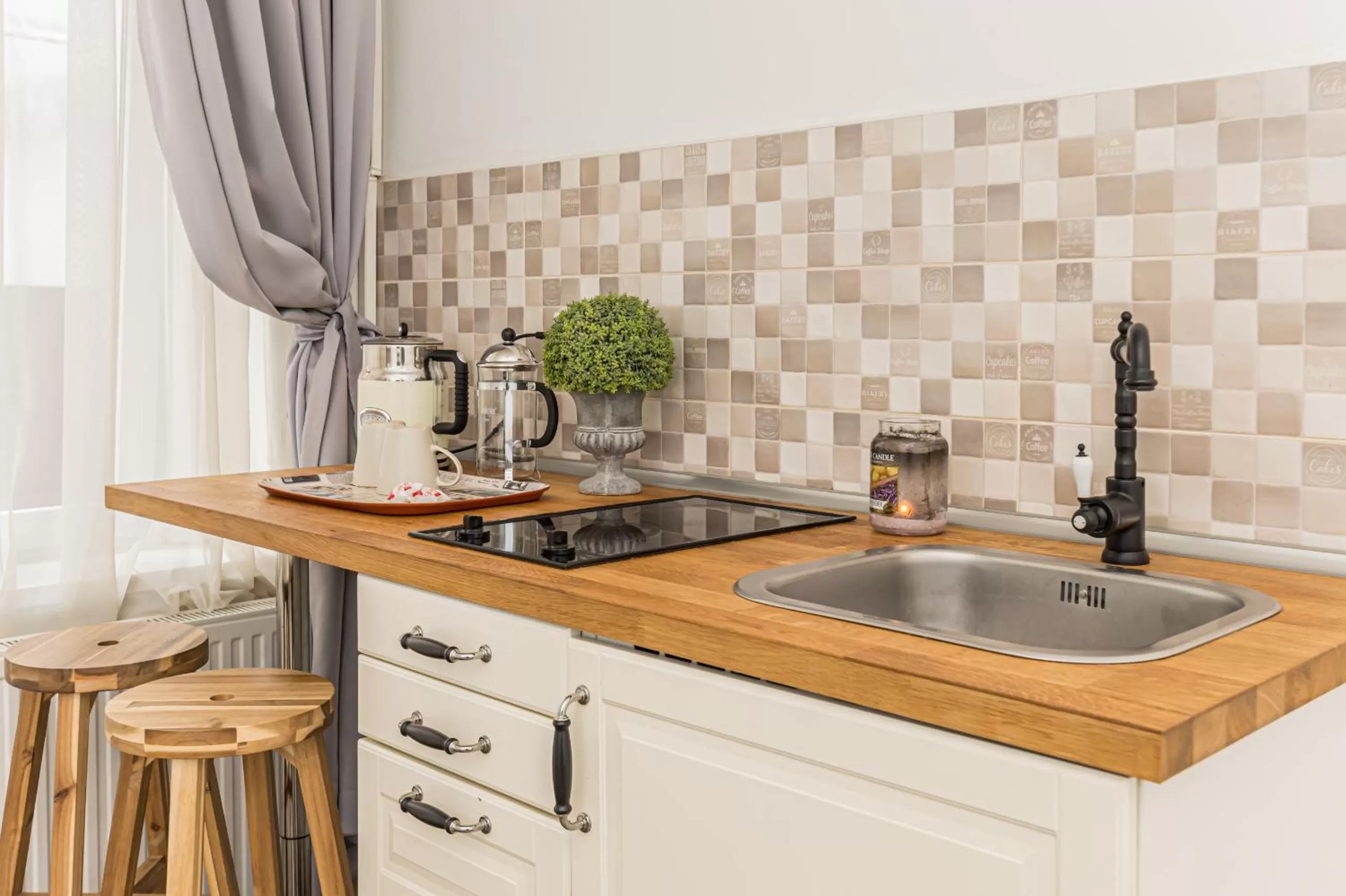 Coffee/tea facilities, Kitchen/Kitchenette in ALBERT RESIDENCE with PARKING