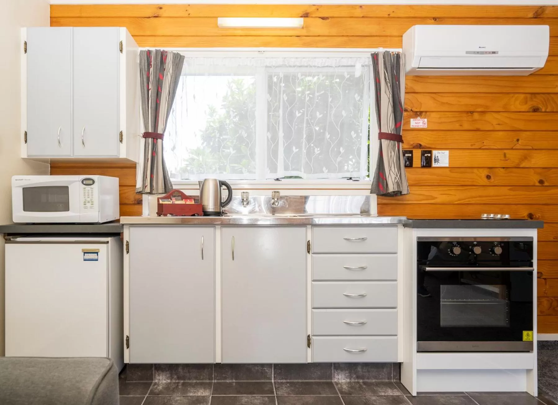 Kitchen or kitchenette in Tudor Park Motel Spacious with kitchens 1 minute walk to restaurant and shopping centre and Gisborne Hospital