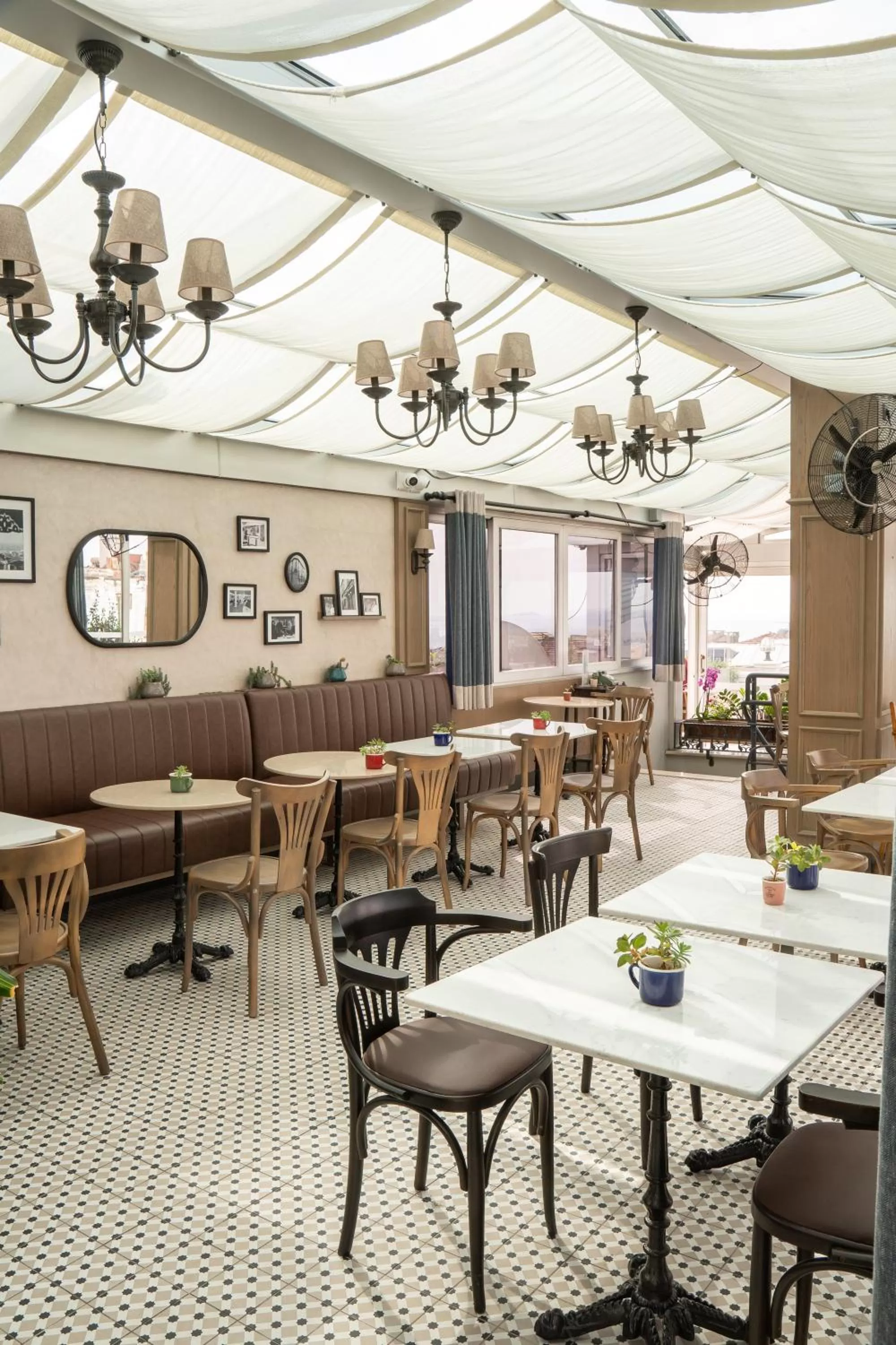 Restaurant/places to eat in Hotel Niles Istanbul