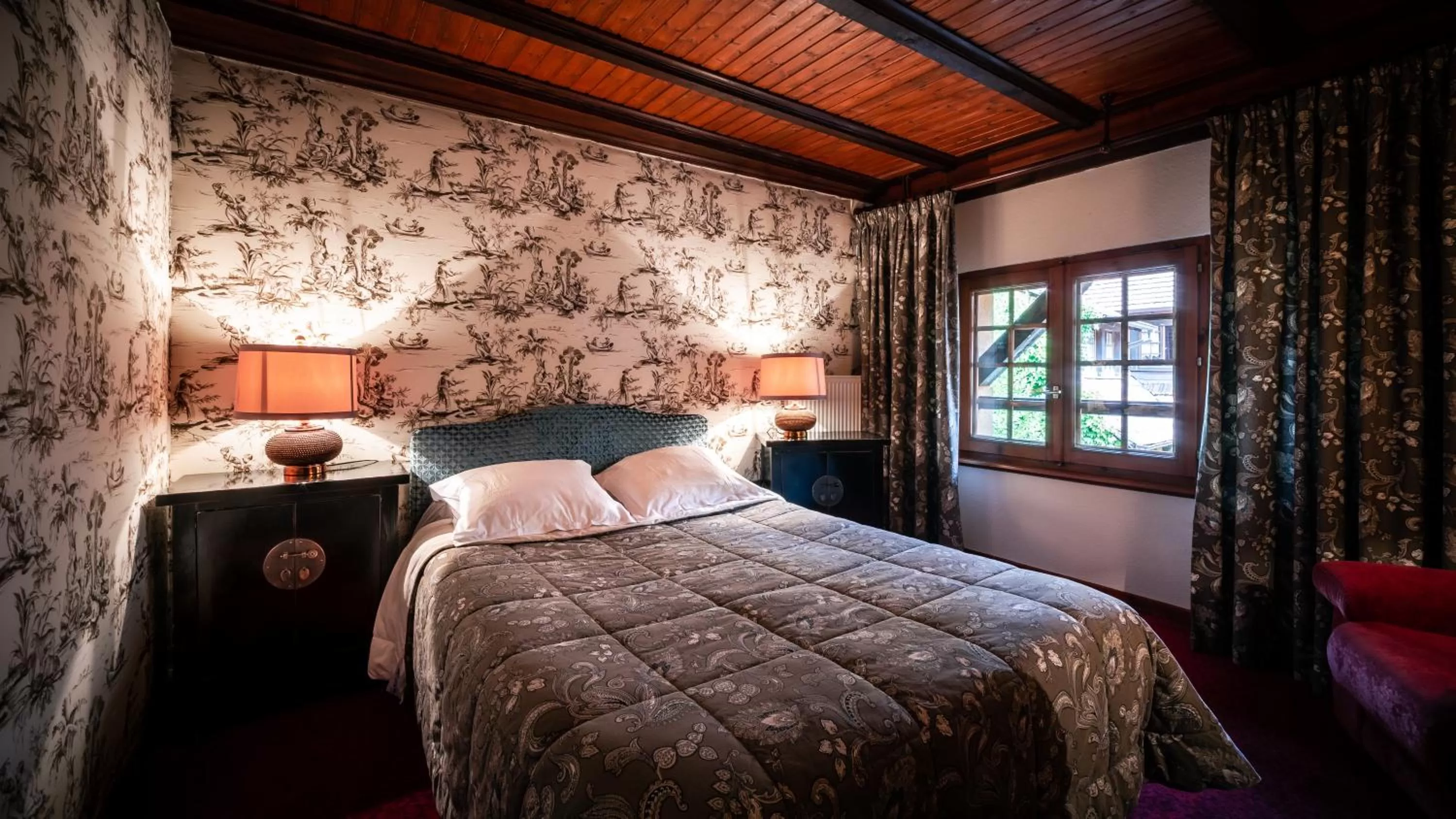 Bed in Hôtel des Deux Clefs