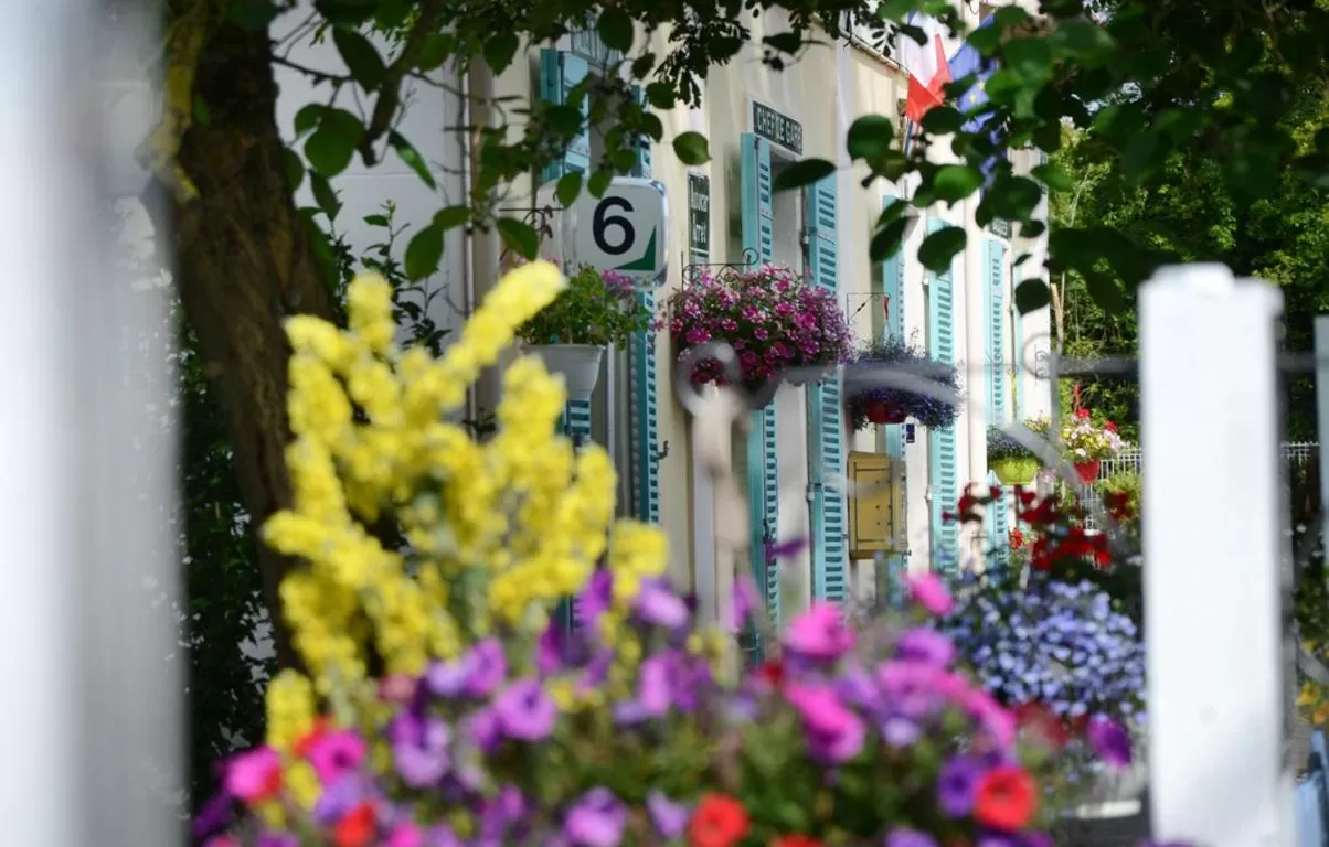 Garden view in Avenue de la Gare