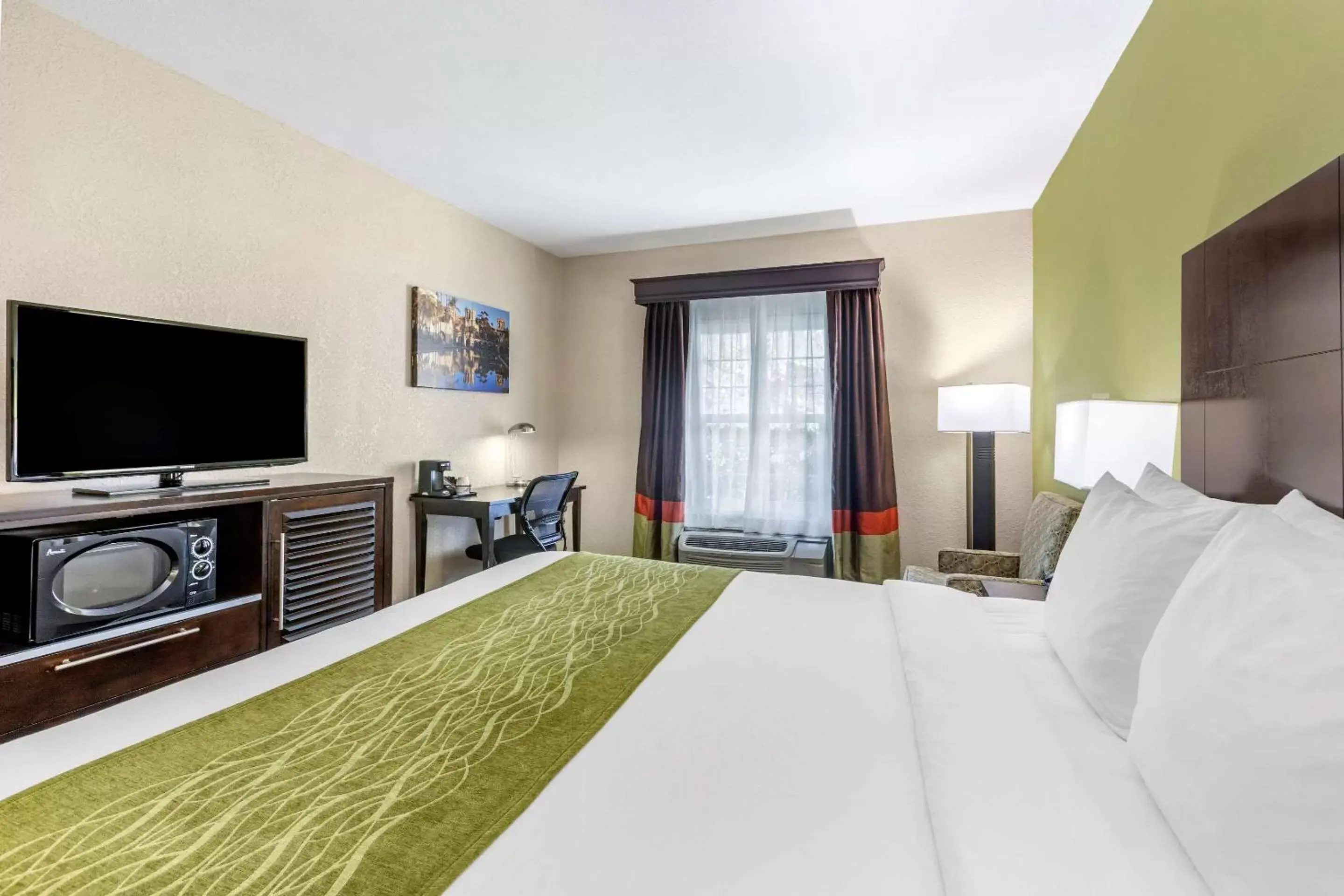 Standard Room, 1 King Bed, Accessible Roll-In Shower, Non Smoking in Comfort Inn San Diego Old Town Standard Room, 1 King Bed, Accessible Roll-In Shower, Non Smoking in Comfort Inn San Diego Old Town