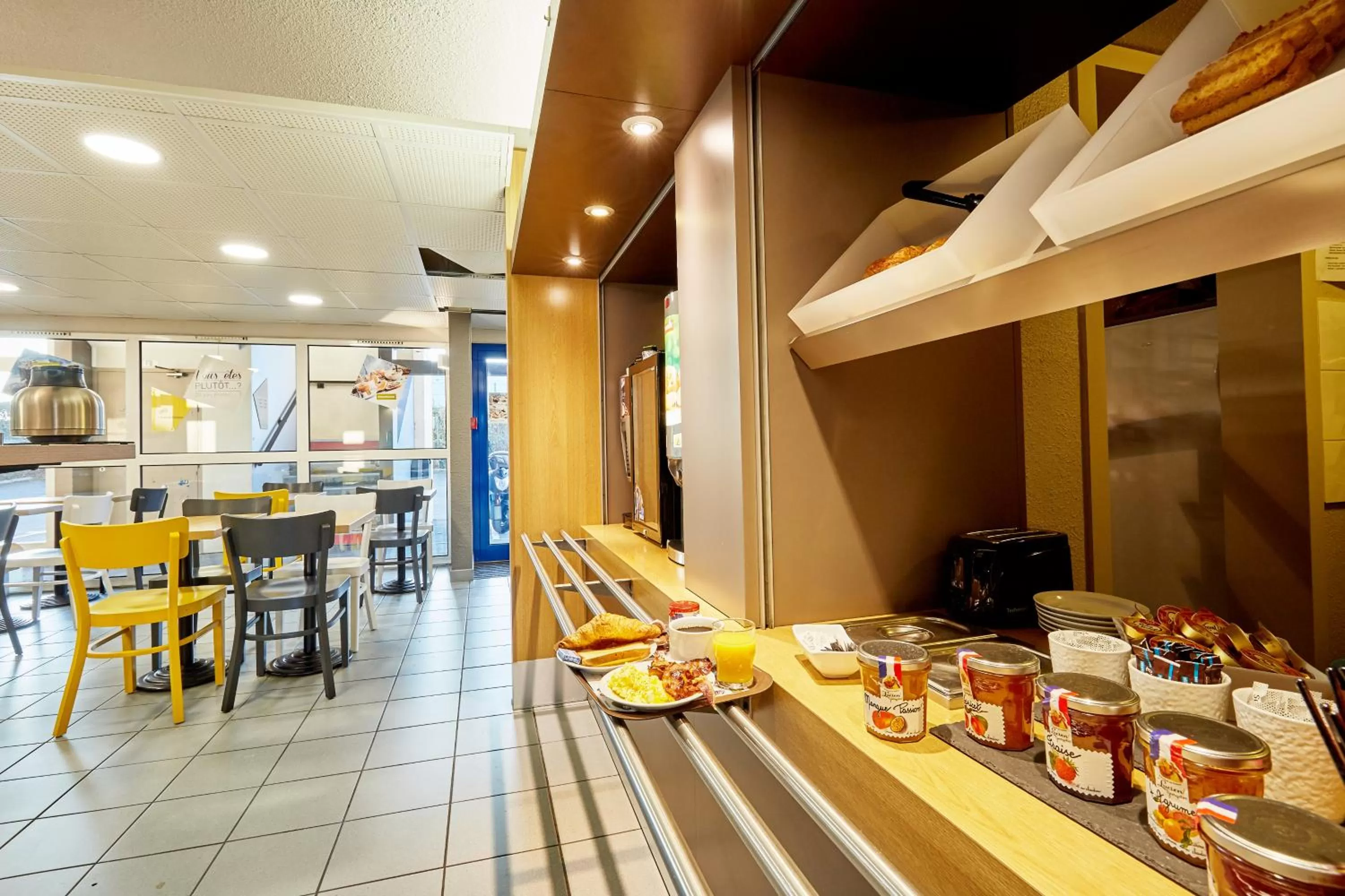 Buffet breakfast in B&B HOTEL CAEN Sud