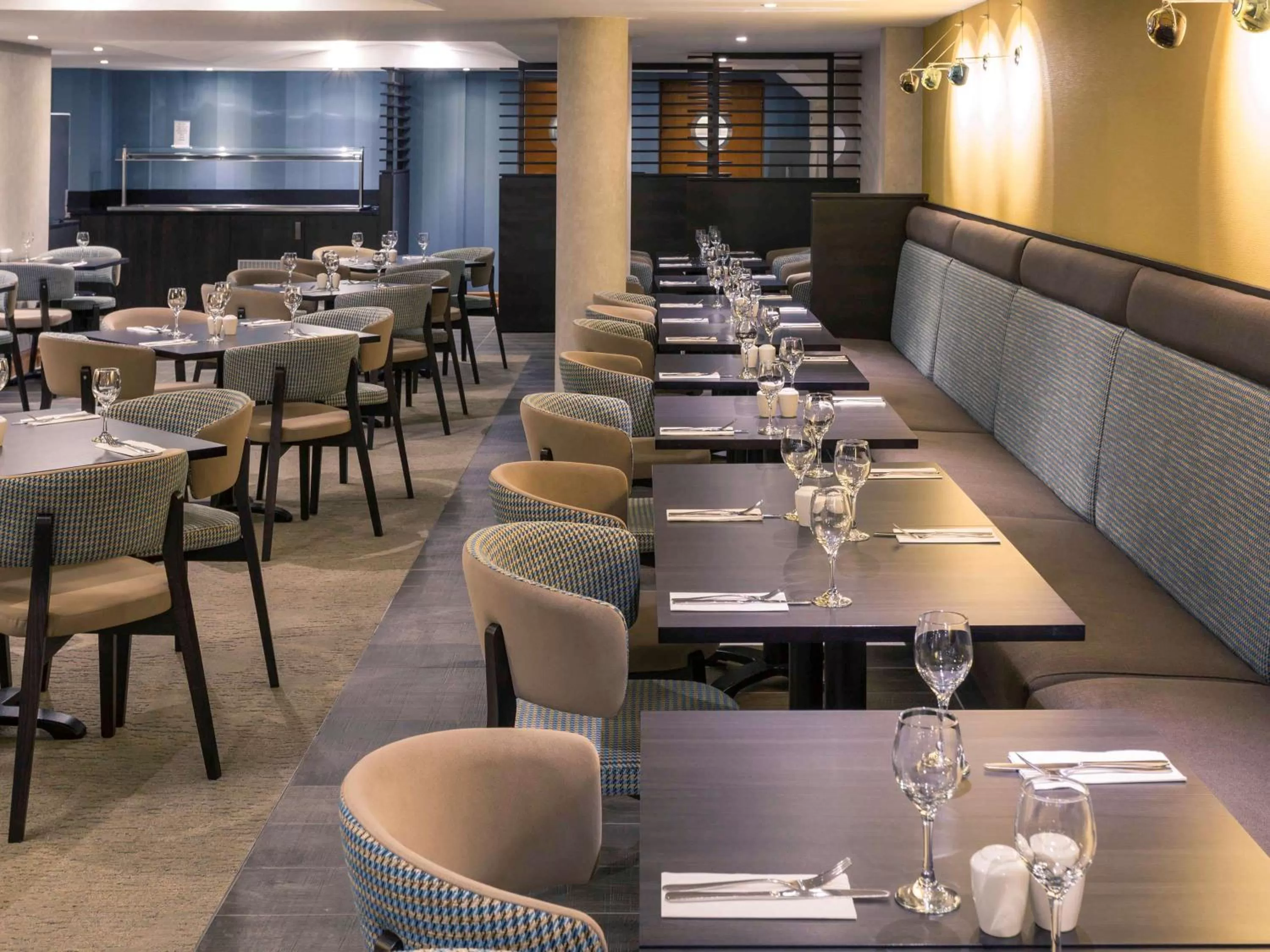 Restaurant/places to eat in Mercure London Heathrow Airport