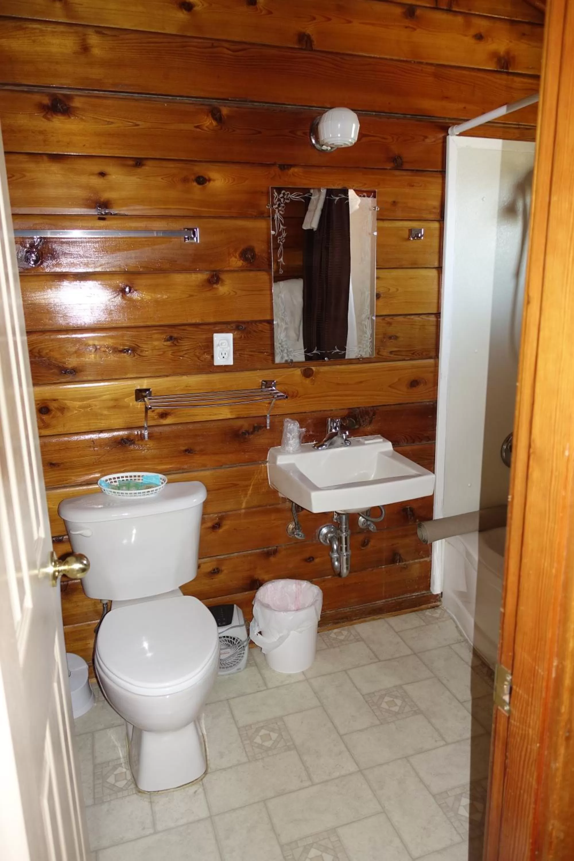 Toilet, Bathroom in Big Meadow Lodge