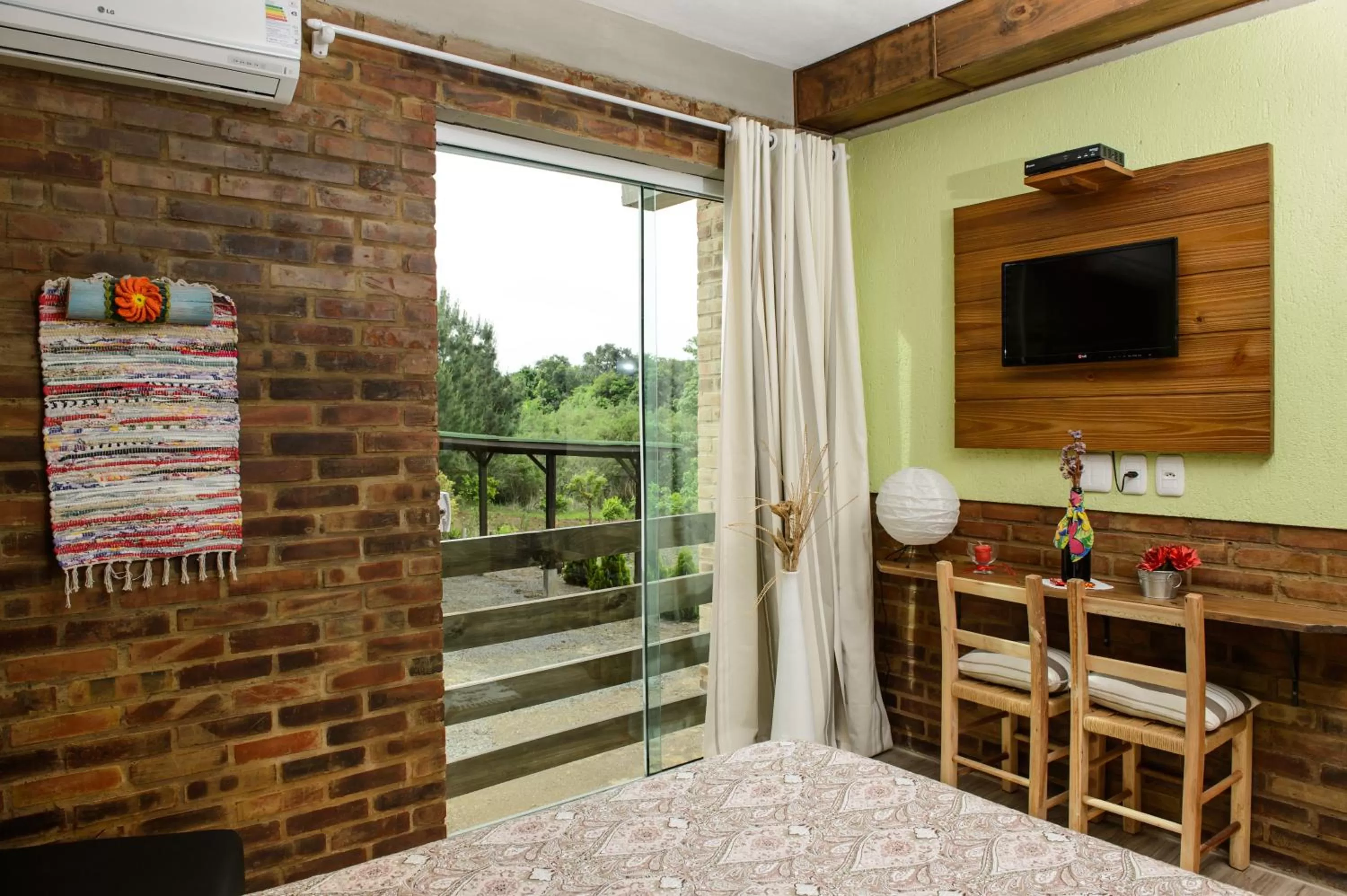 TV/Entertainment Center in Bina's Haus Pousada, Cafeteria e Atelier