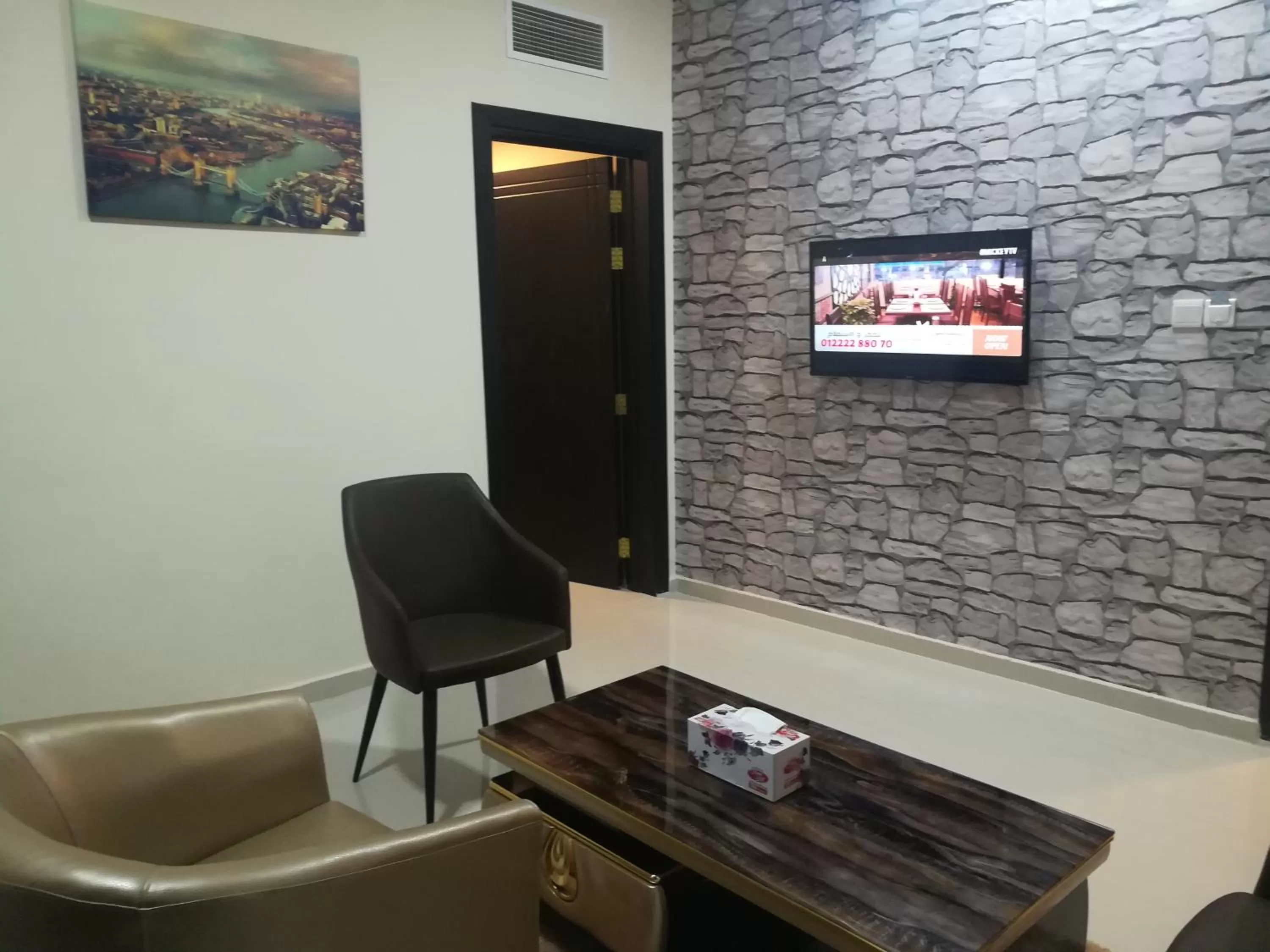 Living room, TV/Entertainment Center in Tanuf Residency Hotel