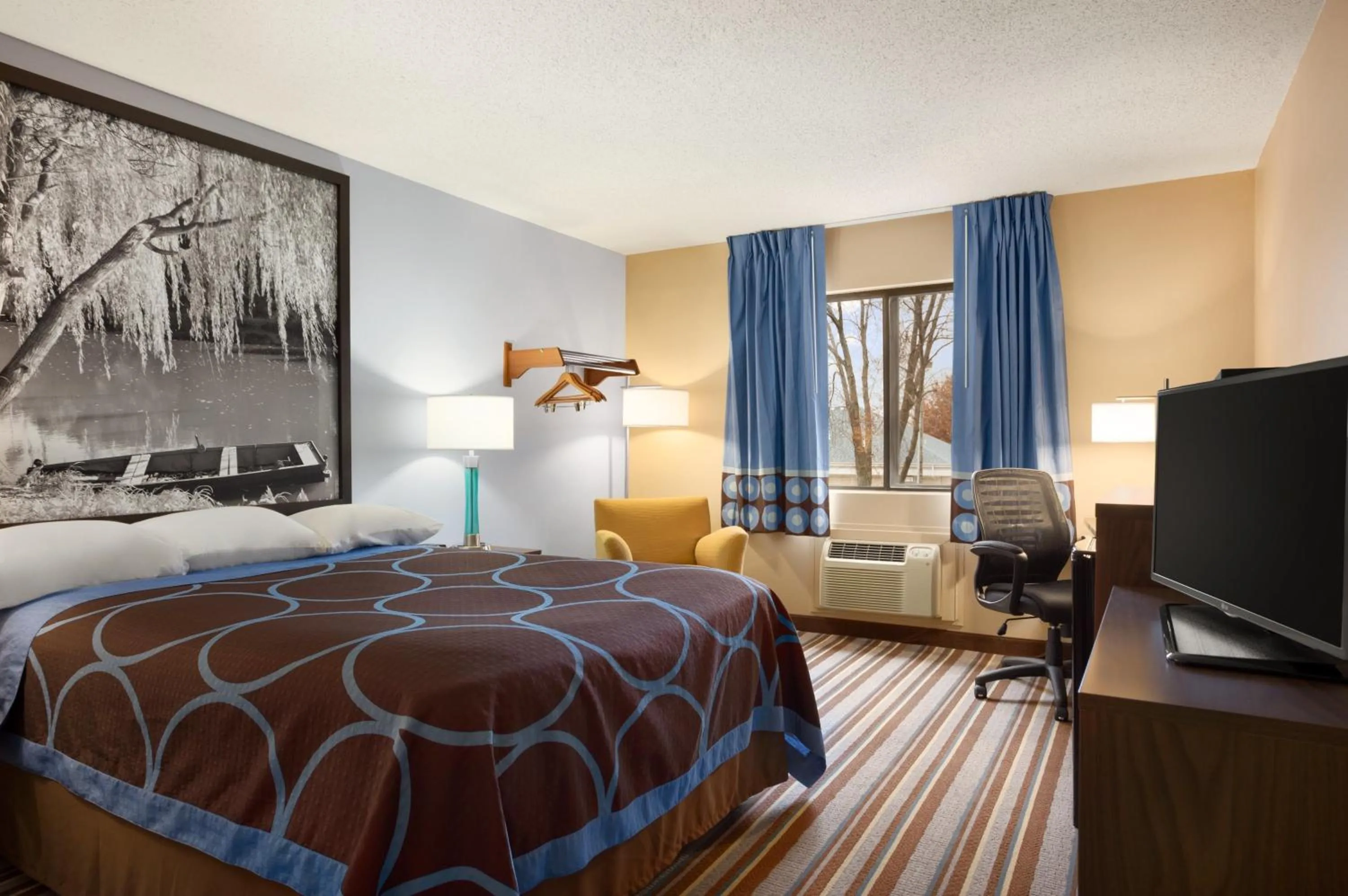 Bed in Americas Best Value Inn Pittsburg