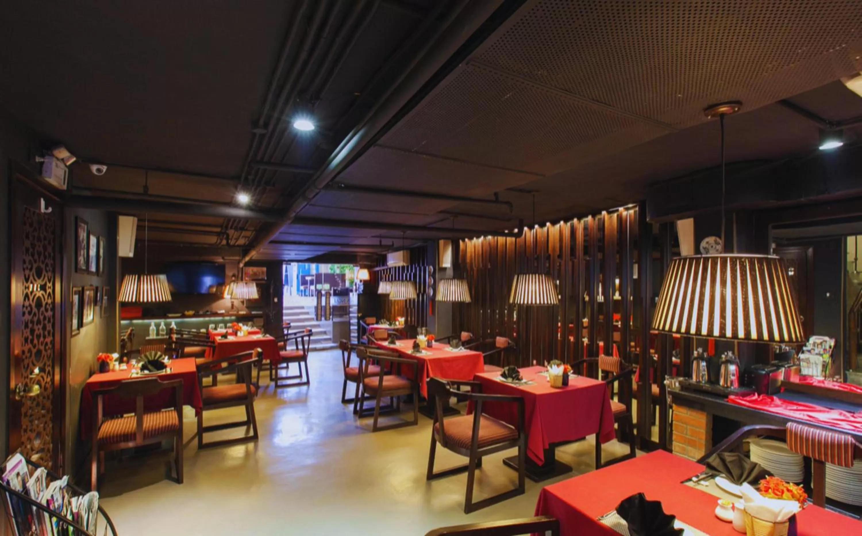 Restaurant/places to eat in Hotel Emerald Waters Classy