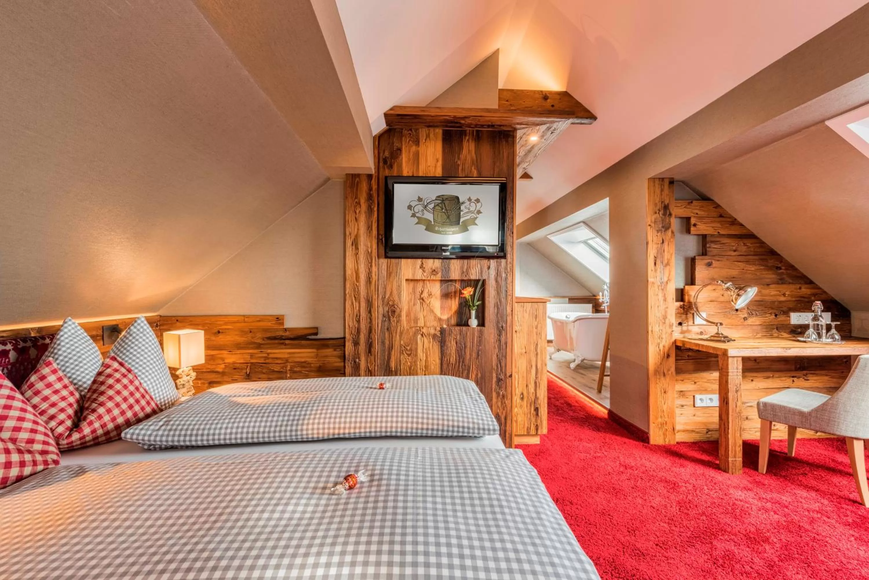 Bed in Hotel Schäfflerwirt