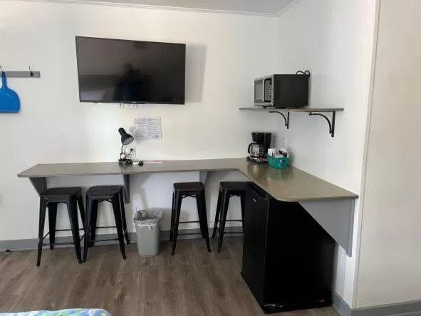 Kitchen or kitchenette in Swell Motel