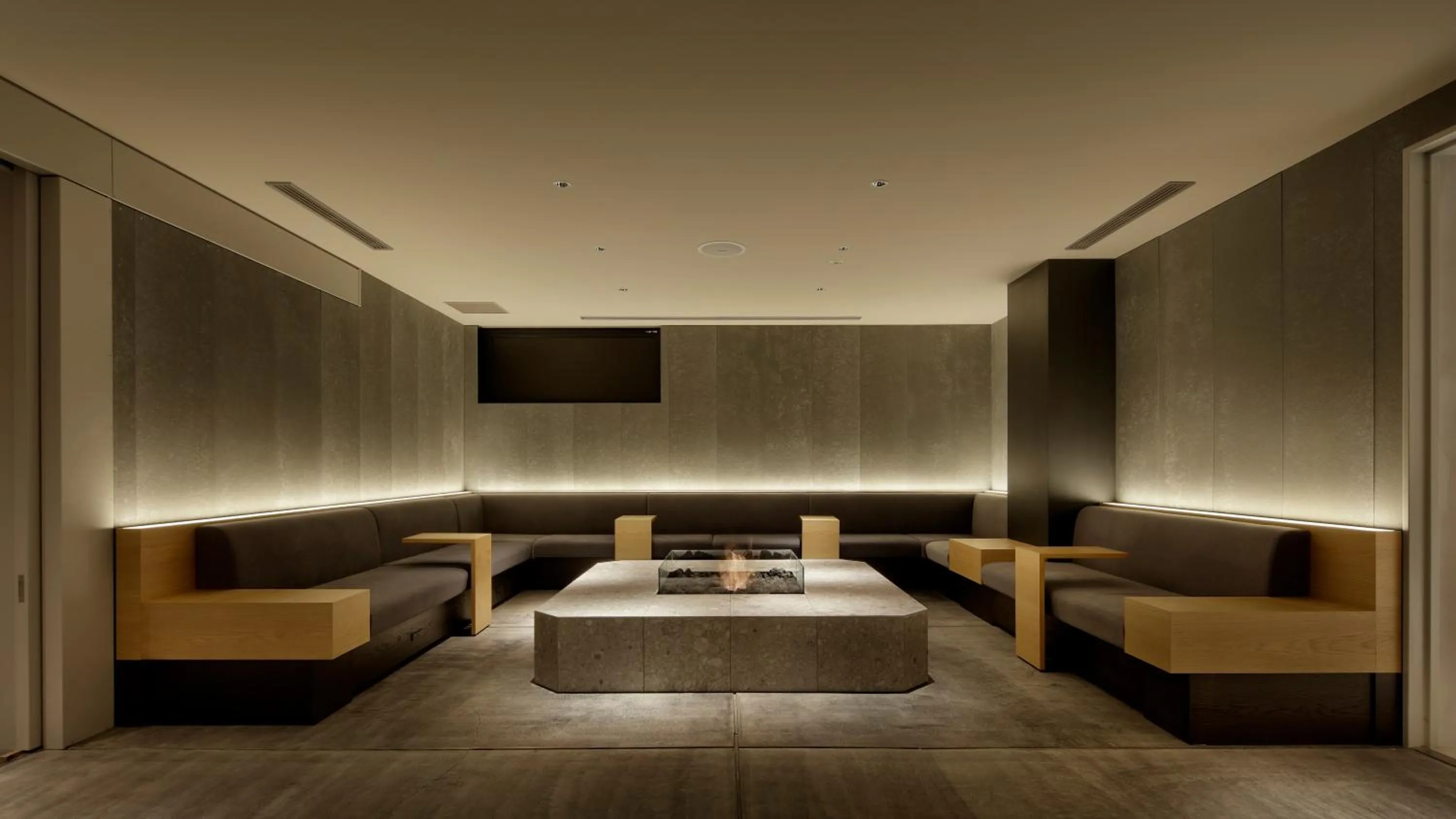 Communal lounge/ TV room, Bed in Piece Hostel Sanjo