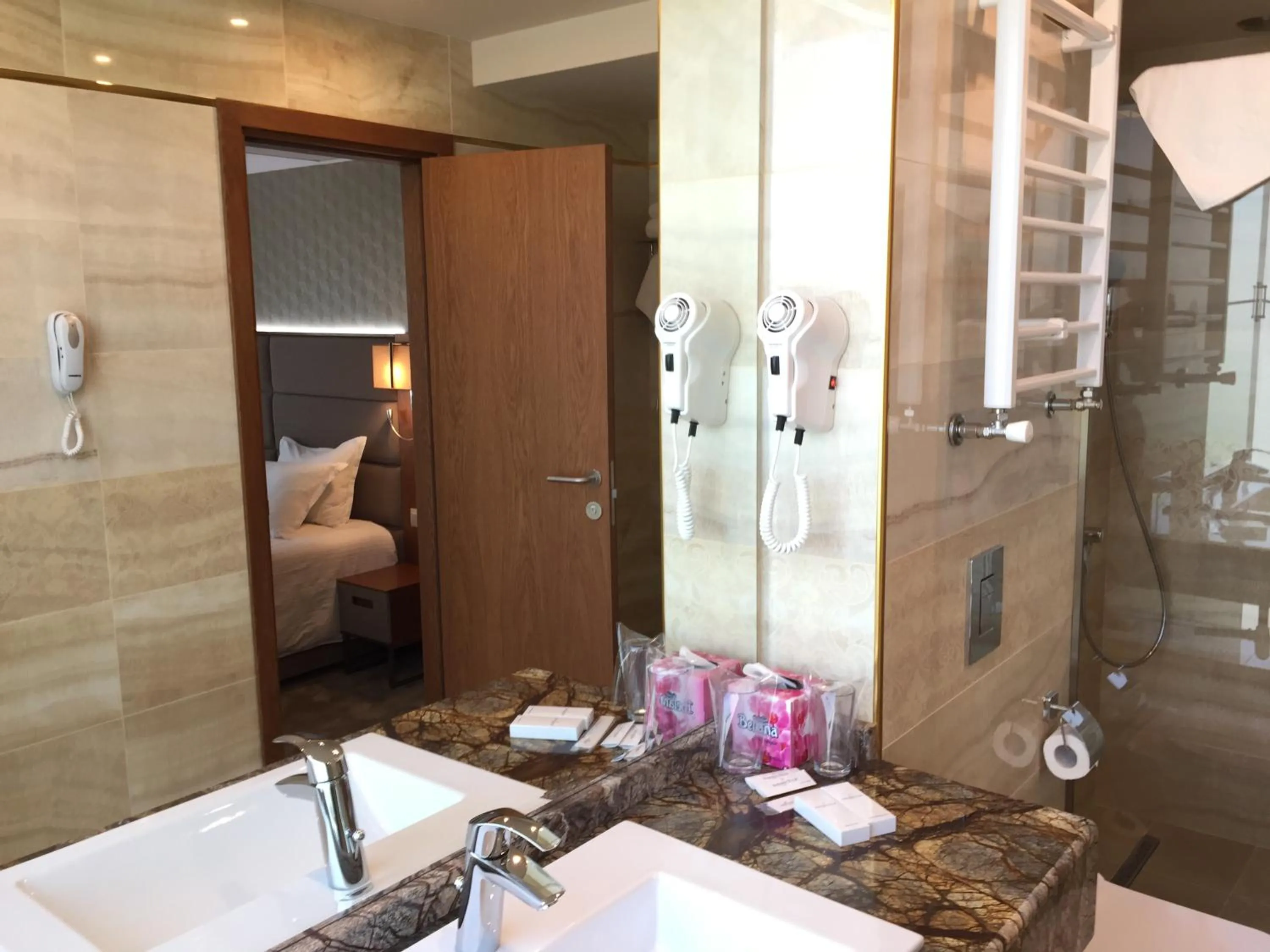 Bathroom, Bed in Hotel Golden Tulip Varna