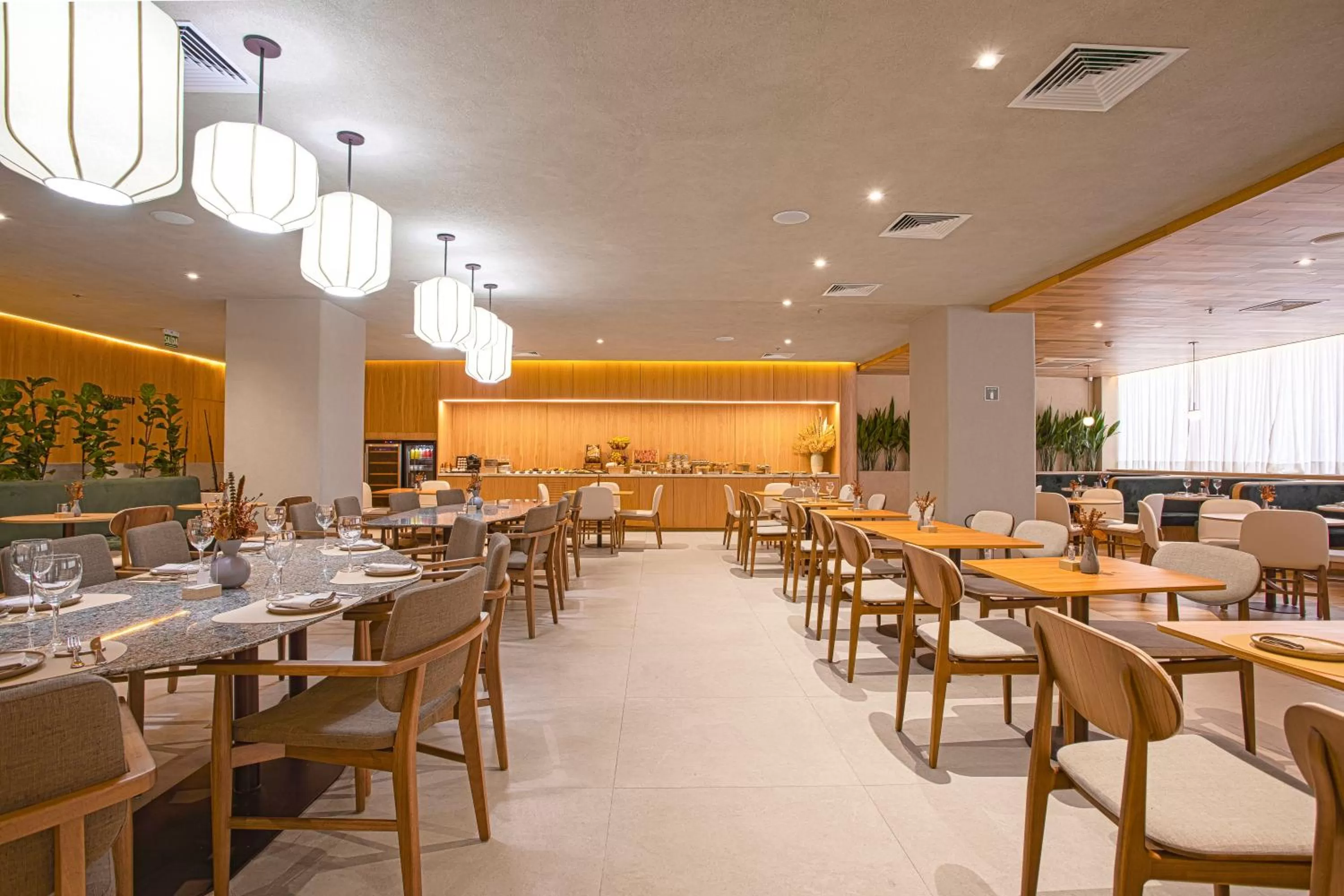 Restaurant/places to eat in QOYA Hotel Curitiba, Curio Collection by Hilton