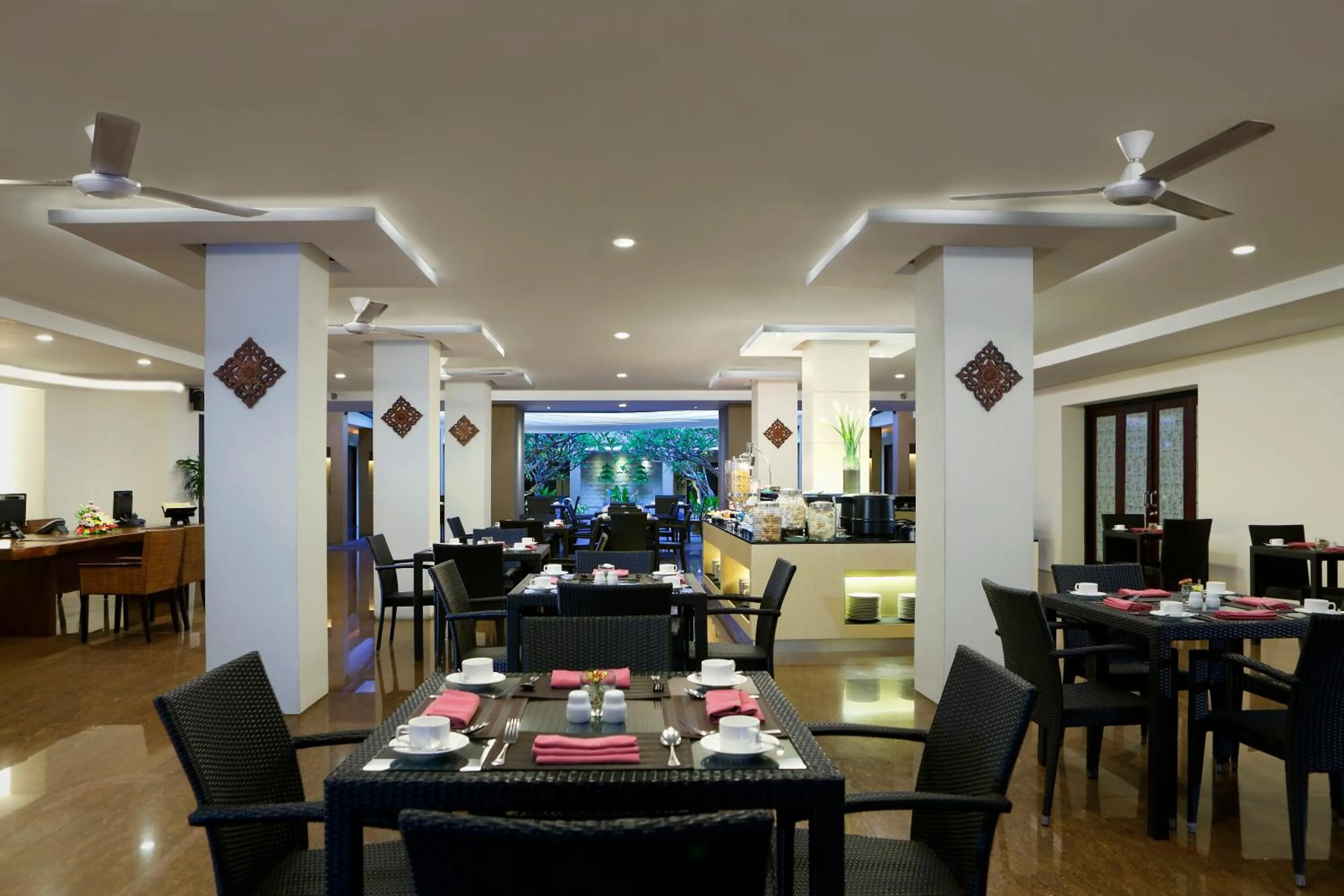 Restaurant/places to eat in Hotel Santika Kuta