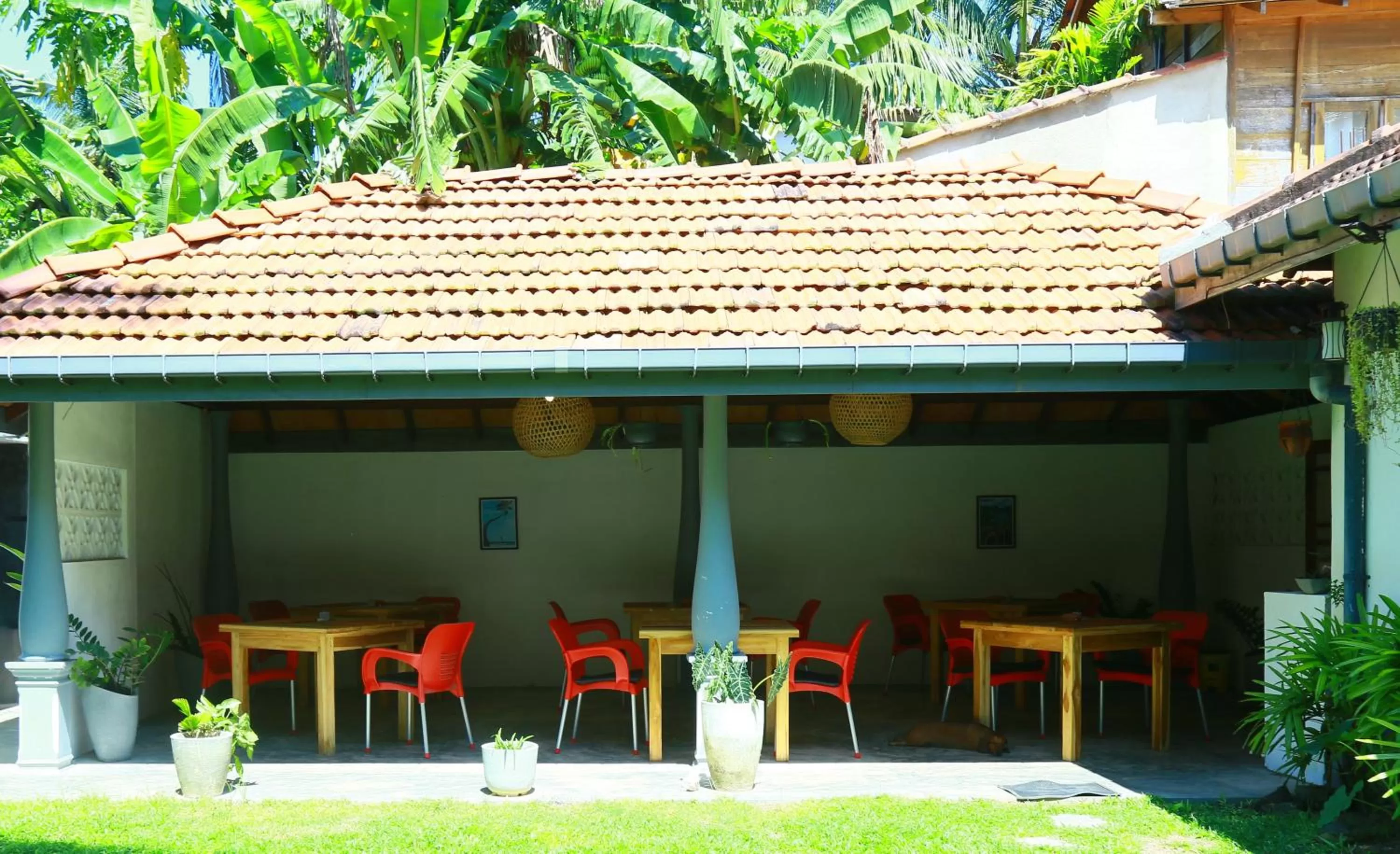 Restaurant/Places to Eat in SriMany