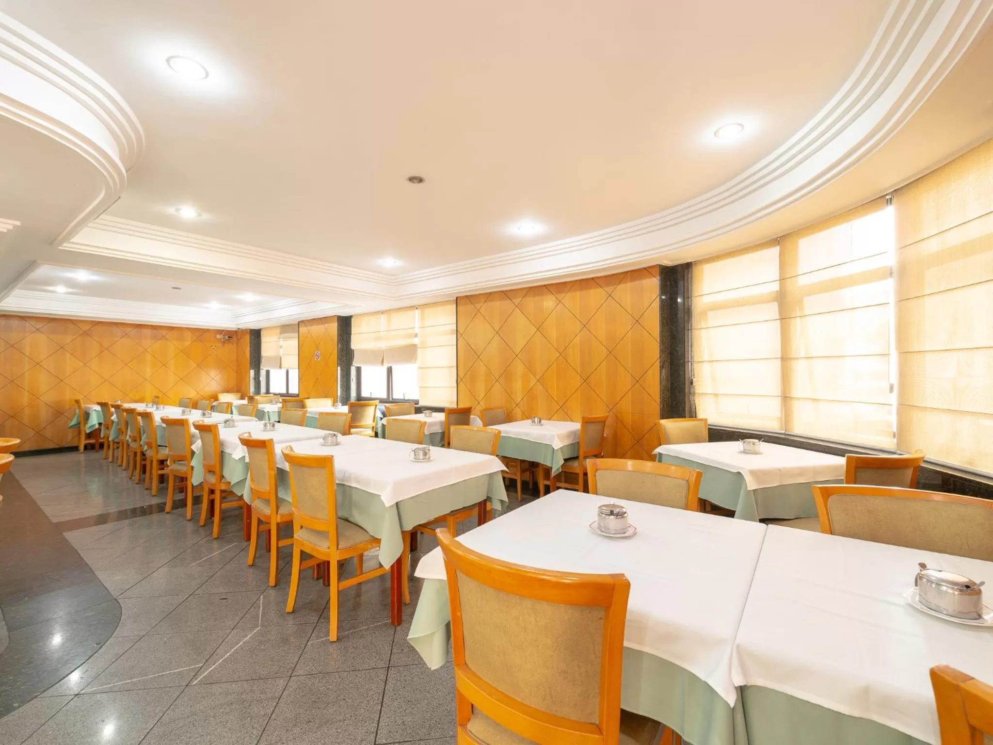 Restaurant/places to eat in Real Castilha Hotel