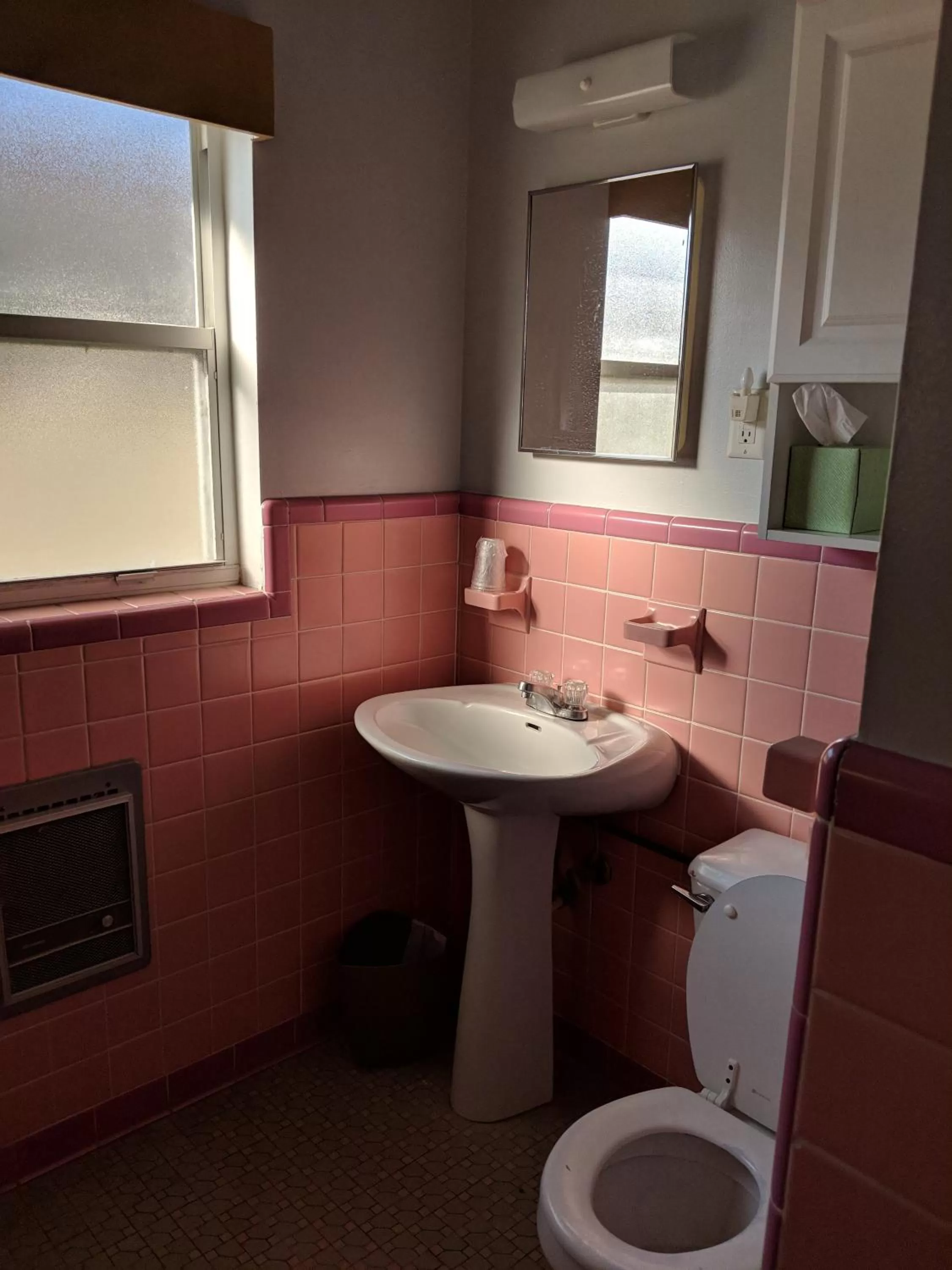 Bathroom in Arvilla Motel