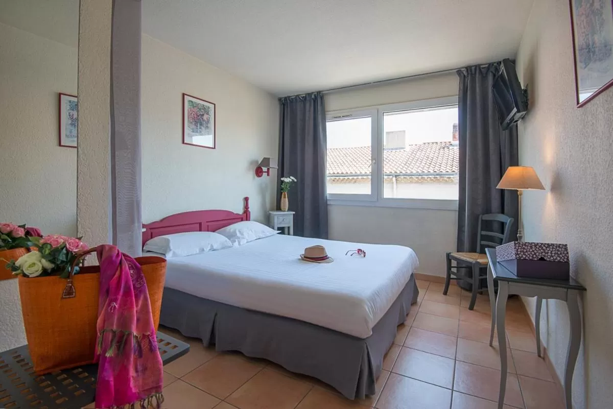 Photo of the whole room, Bed in Hotel du Forum