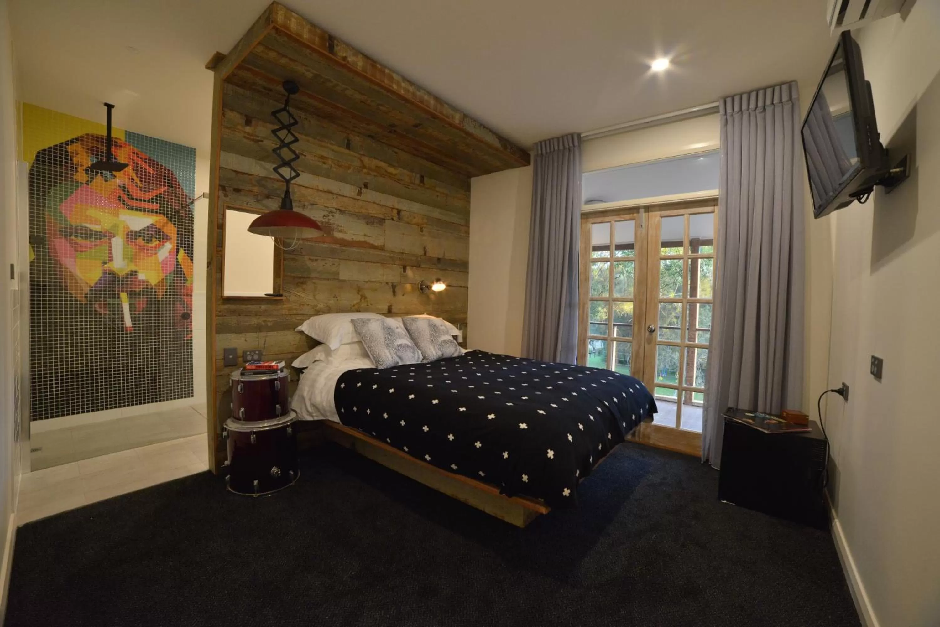 Bedroom, Bed in Boogie Woogie Beach House