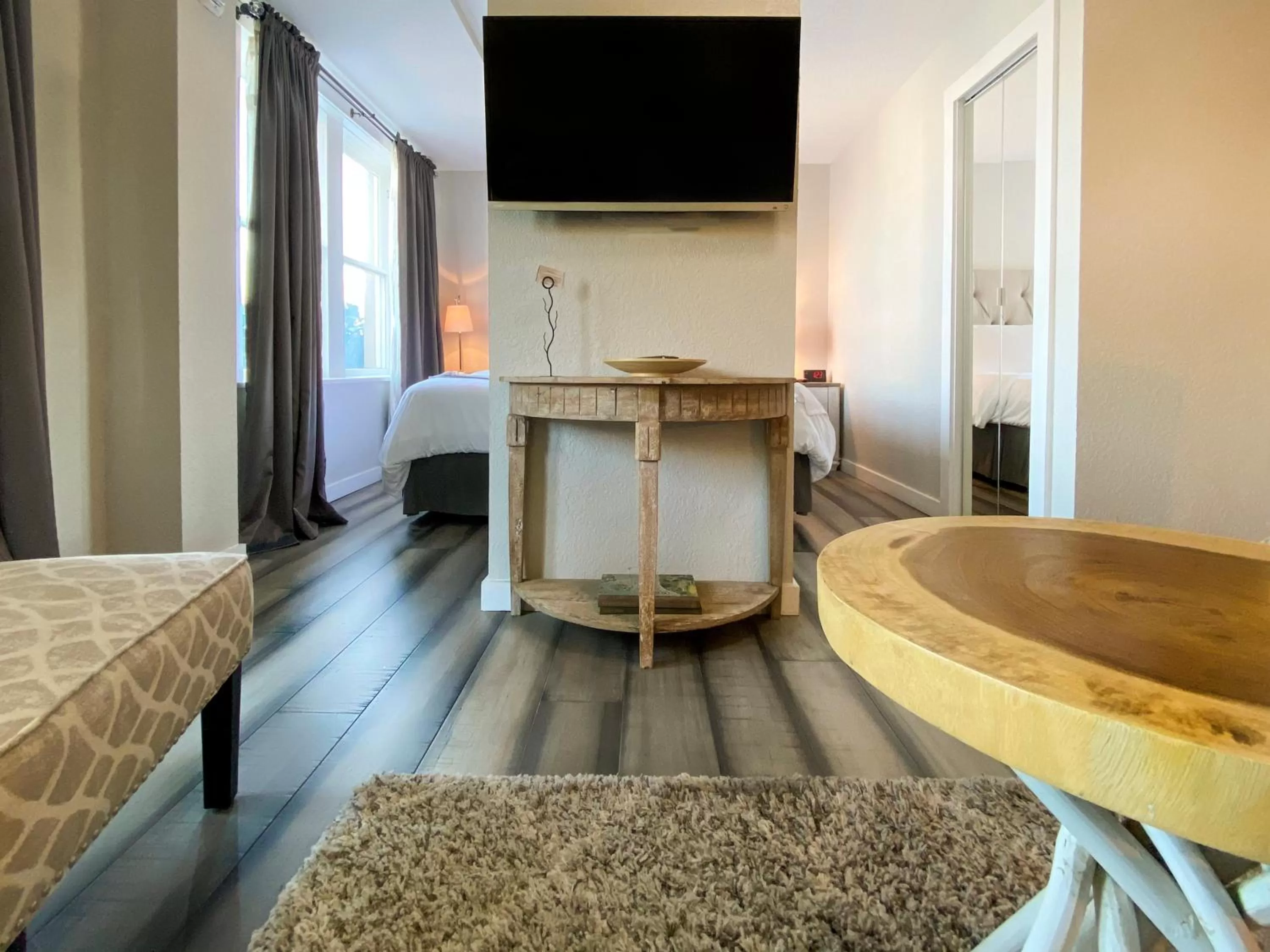 Communal lounge/ TV room, Bed in Artisan Downtown